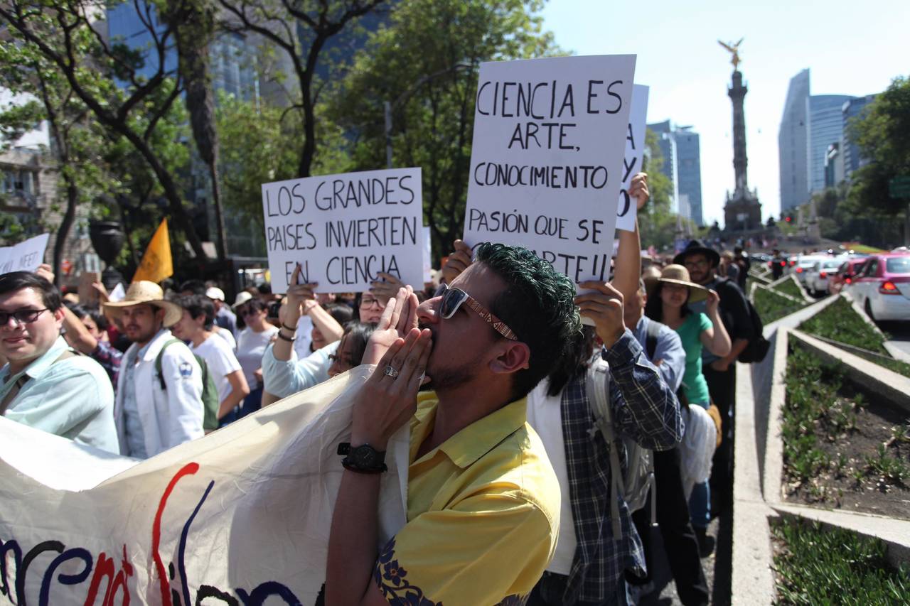 No se quedan atrás. En la Ciudad de México, cientos de personas participaron en la Marcha por la Ciencia.