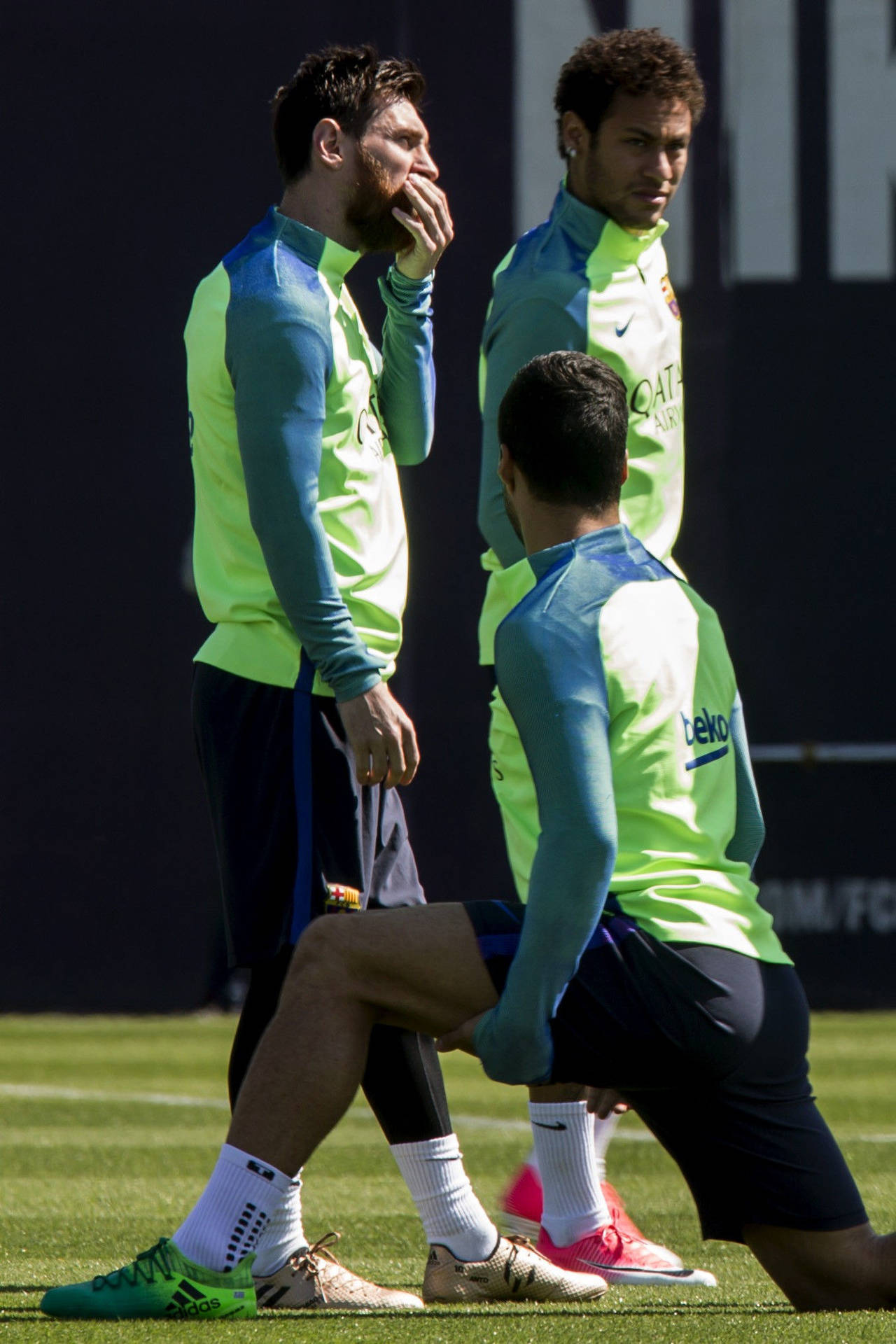 El delantero argentino del FC Barcelona Leo Messi (i), el uruguayo Luís Suárez (c) y el brasileño Neymar Da Silva, durante el entrenamiento de la mañana de ayer en la Ciudad deportiva Joan Gamper. (EFE) 