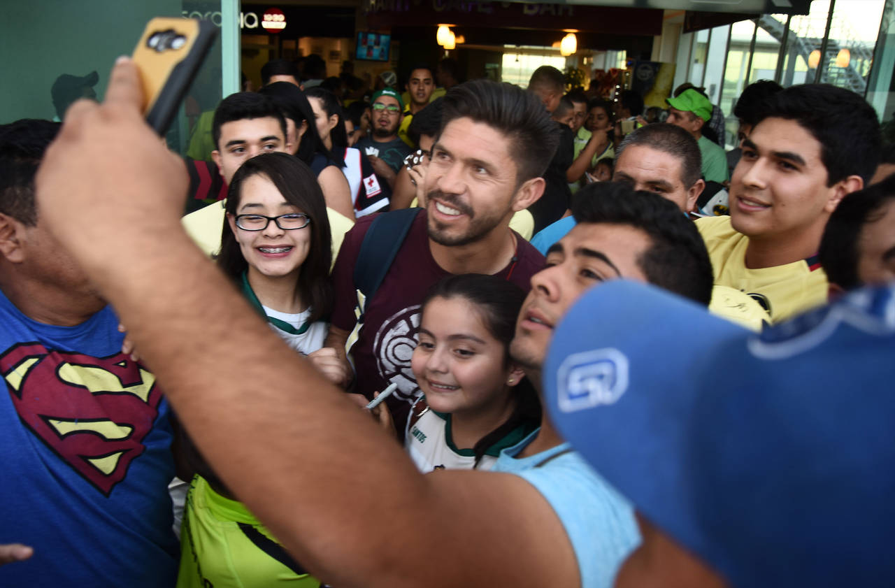 Oribe Peralta se tomó algunas fotografías con los aficionados que esperaron la llegada del equipo. (Jesús Galindo)