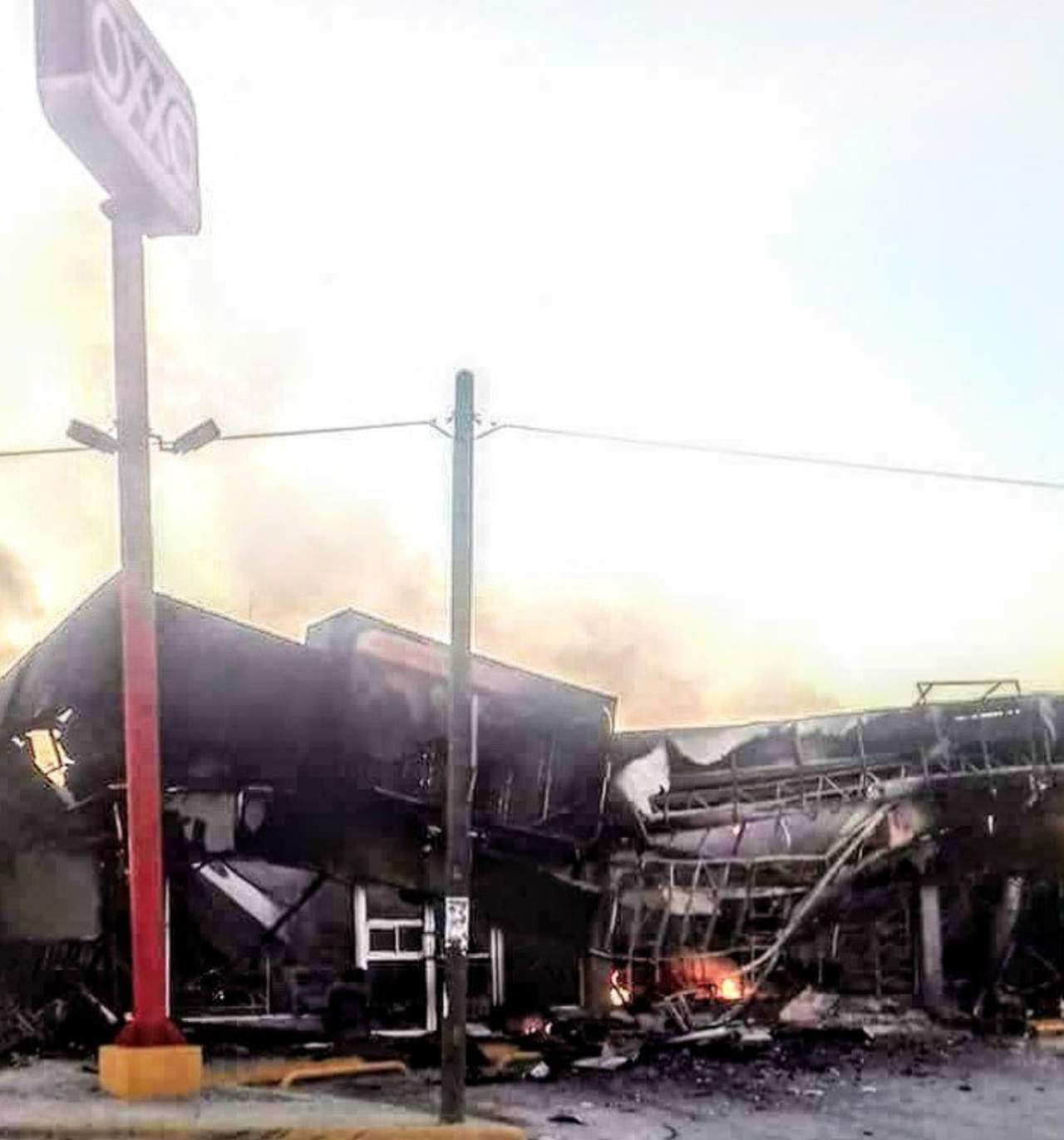 Día violento. Vehículos y negocios, entre ellos tiendas de conveniencia, fueron incendiados en Reynosa, luego de que la Marina abatió en las primeras horas del sábado a Juan Manuel Loza Salinas, “Comandante Toro”, y a 'Pancho Carreón'. (AGENCIA REFORMA)
