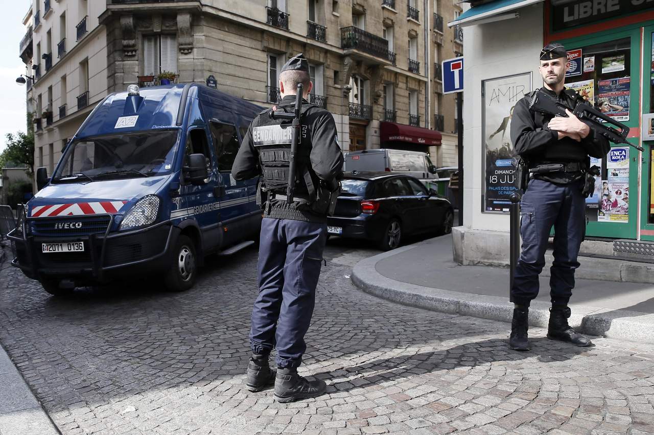 Francia ha desplegado un dispositivo excepcional para las elecciones, las primeras de su historia que se celebran bajo el estado de emergencia, decretado tras los atentados del 13 de noviembre de 2015. (EFE) 