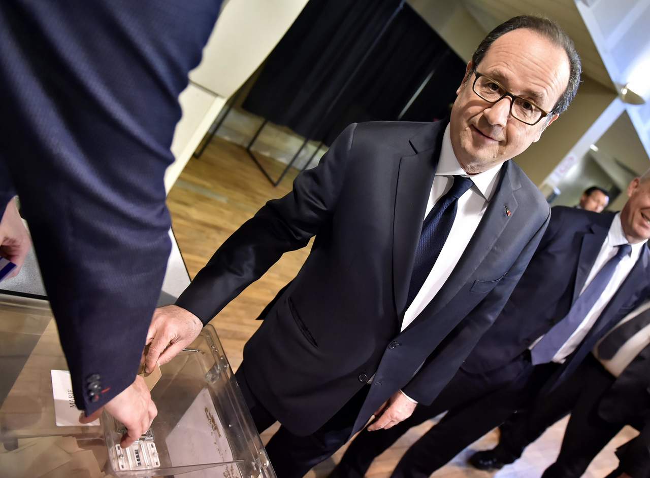 Hollande votó minutos después de las 10:00 hora local (08:00 GMT) en un colegio electoral de Tulle, localidad de la que fue alcalde entre 2011 y 2008, y donde cuenta con un fuerte arraigo popular. (EFE) 