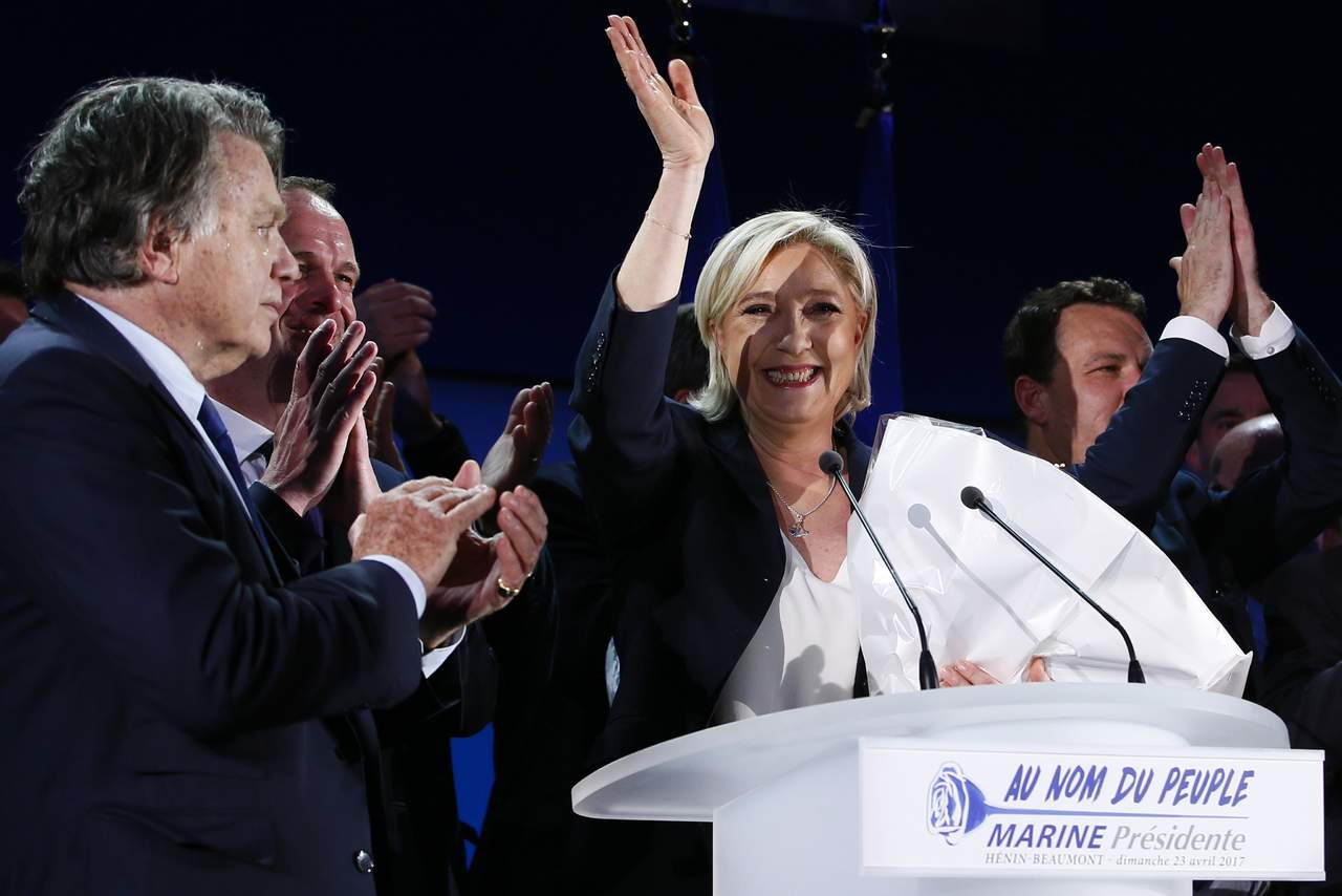 Según Le Pen, su clasificación este domingo para disputar la segunda vuelta “es un acto de orgullo francés, de un pueblo que levanta la cabeza, seguro de sus valores y confiado en el futuro”. (EFE)