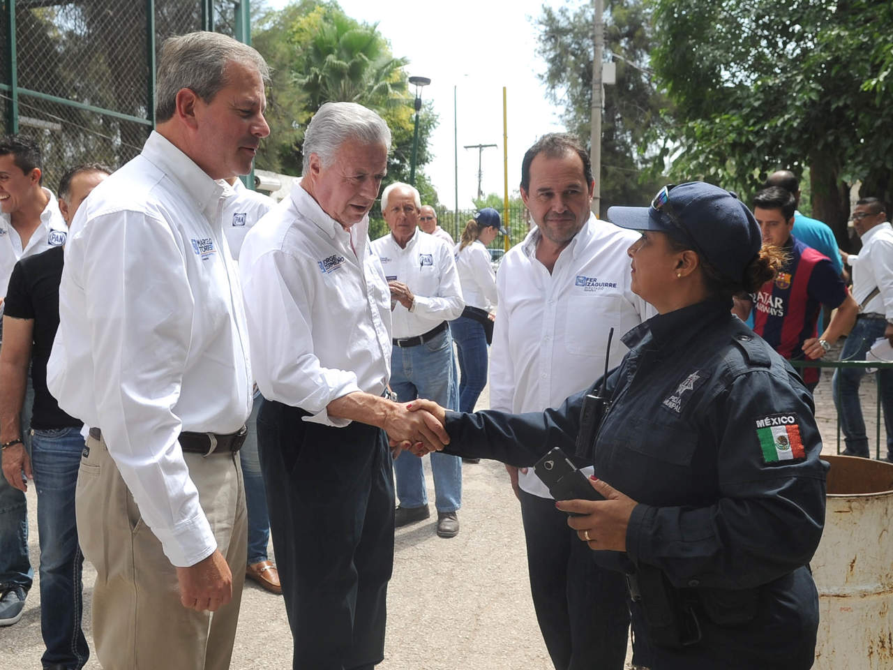 En su visita al bosque Venustiano Carranza, Zermeño se comprometió a poner orden en cuanto al uso de los espacios comerciales, a potenciar las áreas verdes, la limpieza, etc.