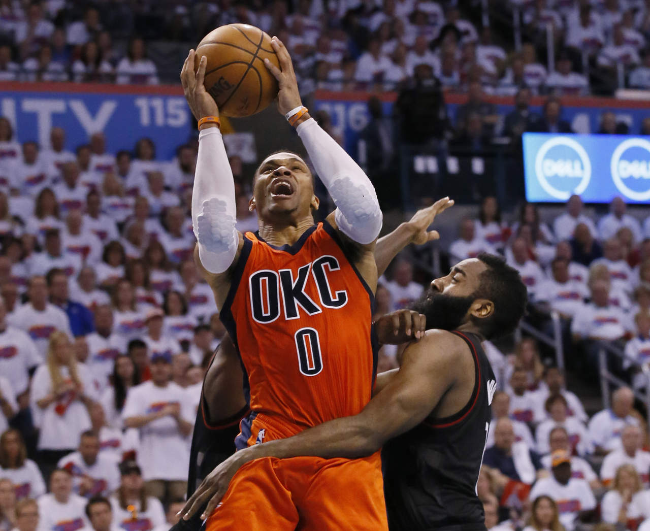 Russell Westbrook consiguió su tercer 'triple doble' consecutivo, pero el Thunder cayó 113-109 ante los Rockets, con lo que se pusieron abajo 3-1 en la serie. (AP)