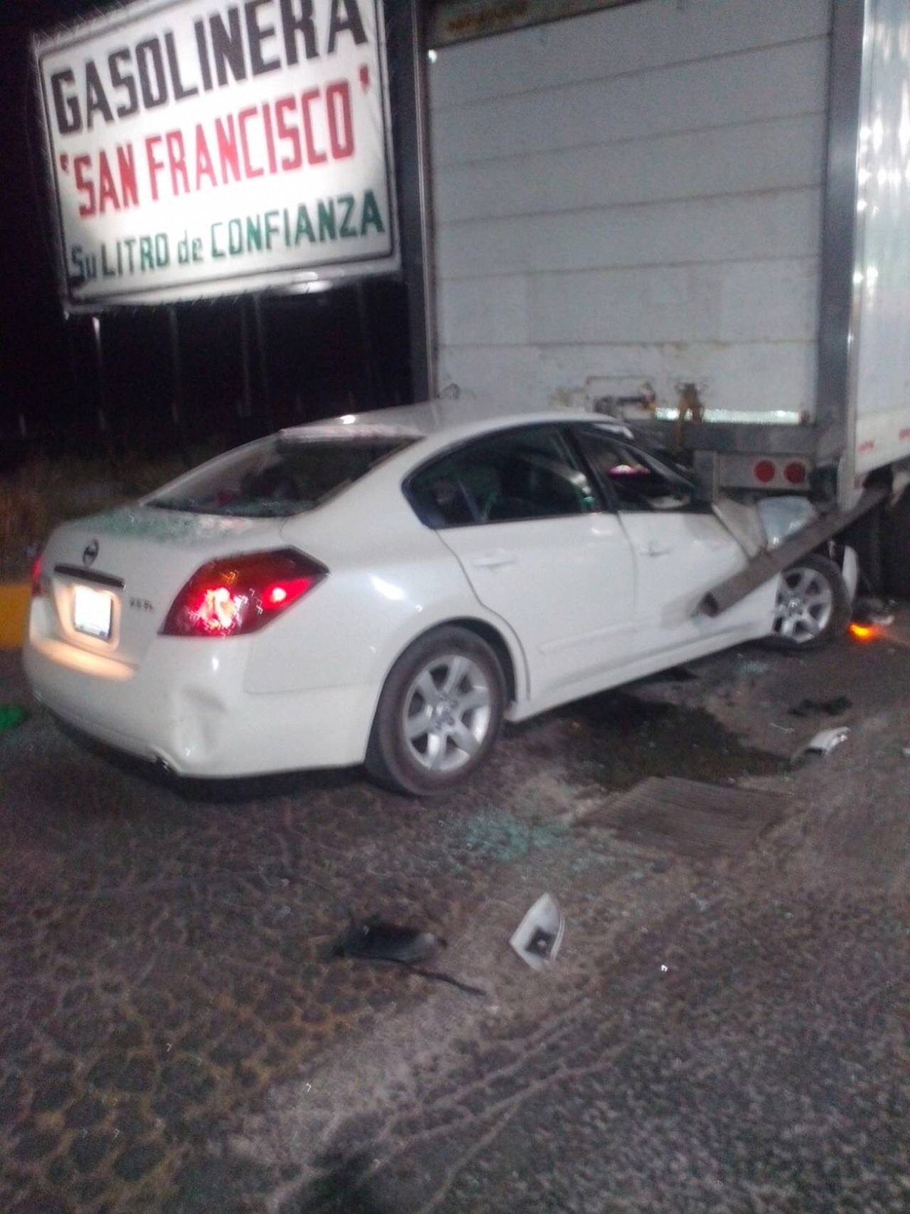 Accidente. El vehículo terminó destrozado al chocar con la parte posterior de un tractocamión estacionado.