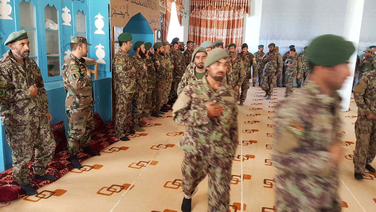 Recuerdan. Militares afganos realizaron una oración por sus compañeros en una mezquita.