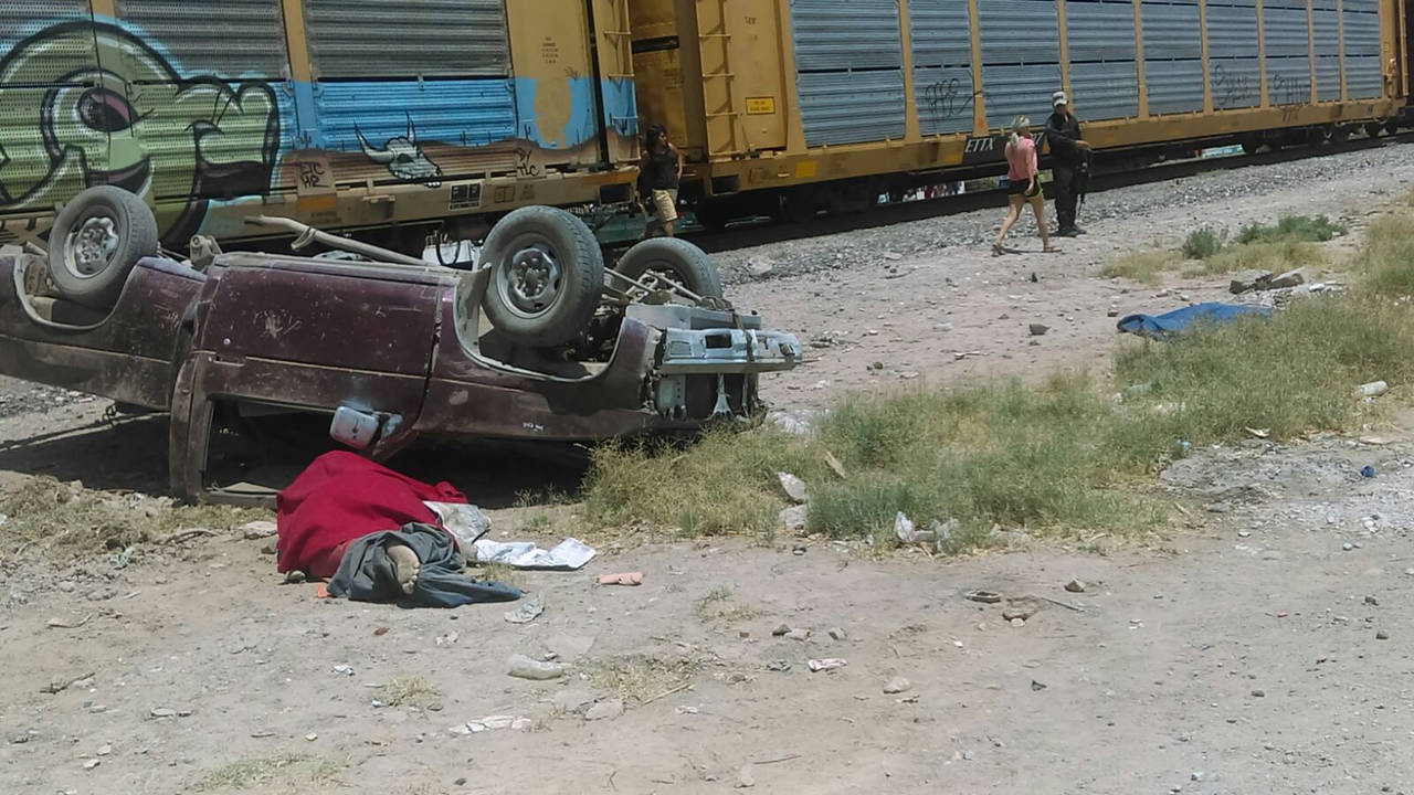Impresionante. Tres personas murieron tras el impacto del tren contra una camioneta.