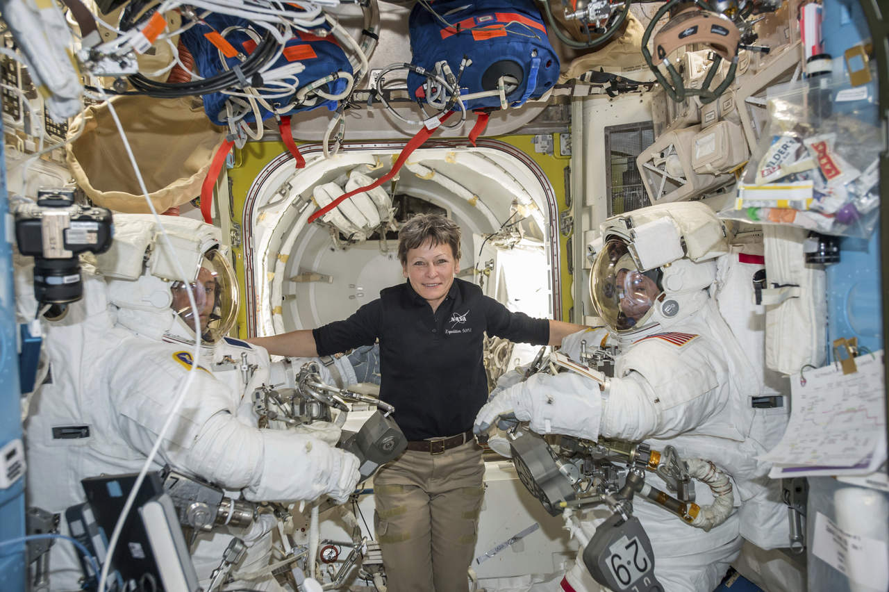 La estadounidense Peggy Whitson, batió el récord de permanencia en el espacio para un astronauta de EU, con un total de 535 días fuera de la Tierra. (AP)