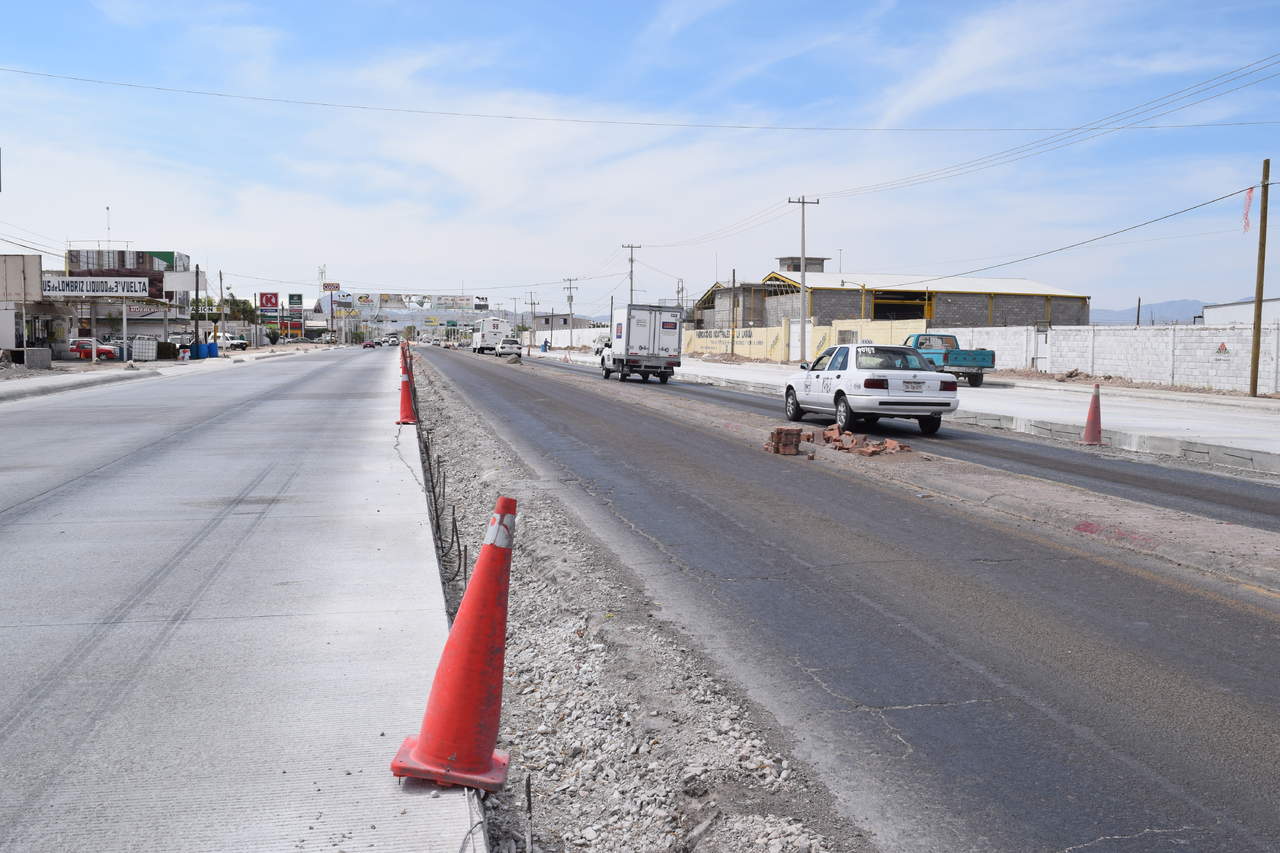 La ampliación a seis carriles de la carretera GP-Jiménez abarca desde el cruce con el bulevar Ejército Mexicano hasta la desviación a la autopista a Durango; aunque ya se cubrieron dos etapas y hay una tercera en desarrollo. (EL SIGLO DE TORREÓN)