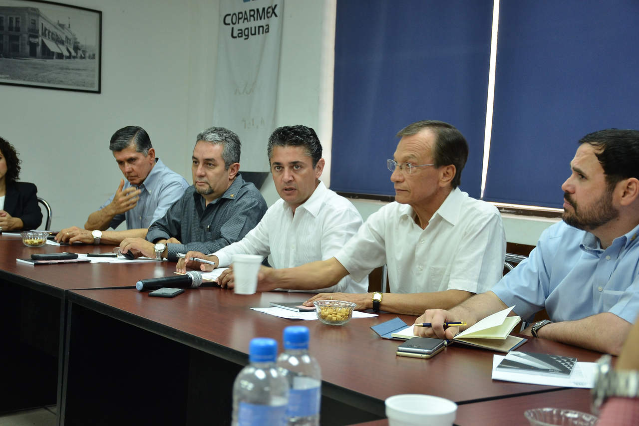 Asimismo, se reunió con miembros de la Cámara Nacional de Comercio, Servicios y Turismo de Torreón (Canaco), y ahora vengo a Coparmex. (EL SIGLO DE TORREÓN)