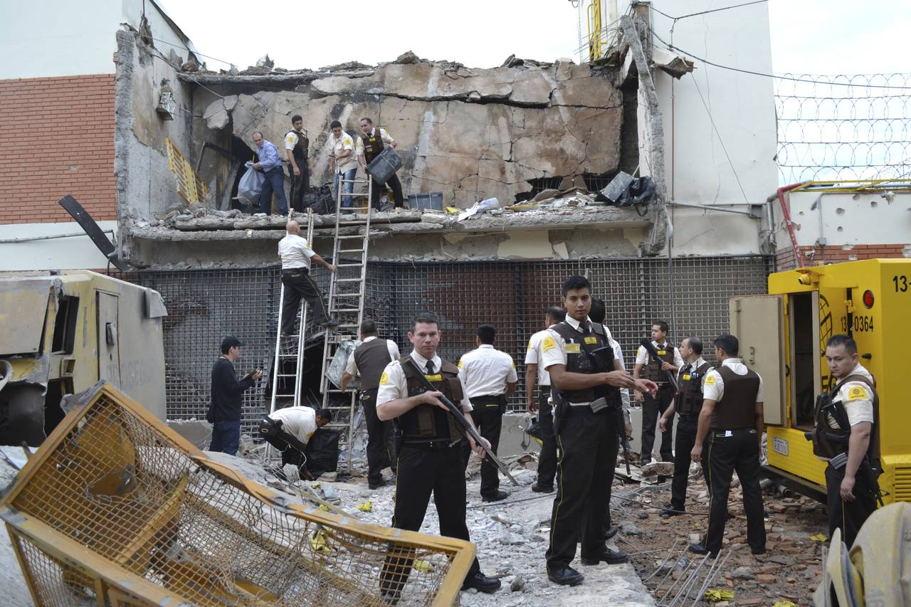 Violento. En el violento robo habrían participado entre 50 y 80 personas. 