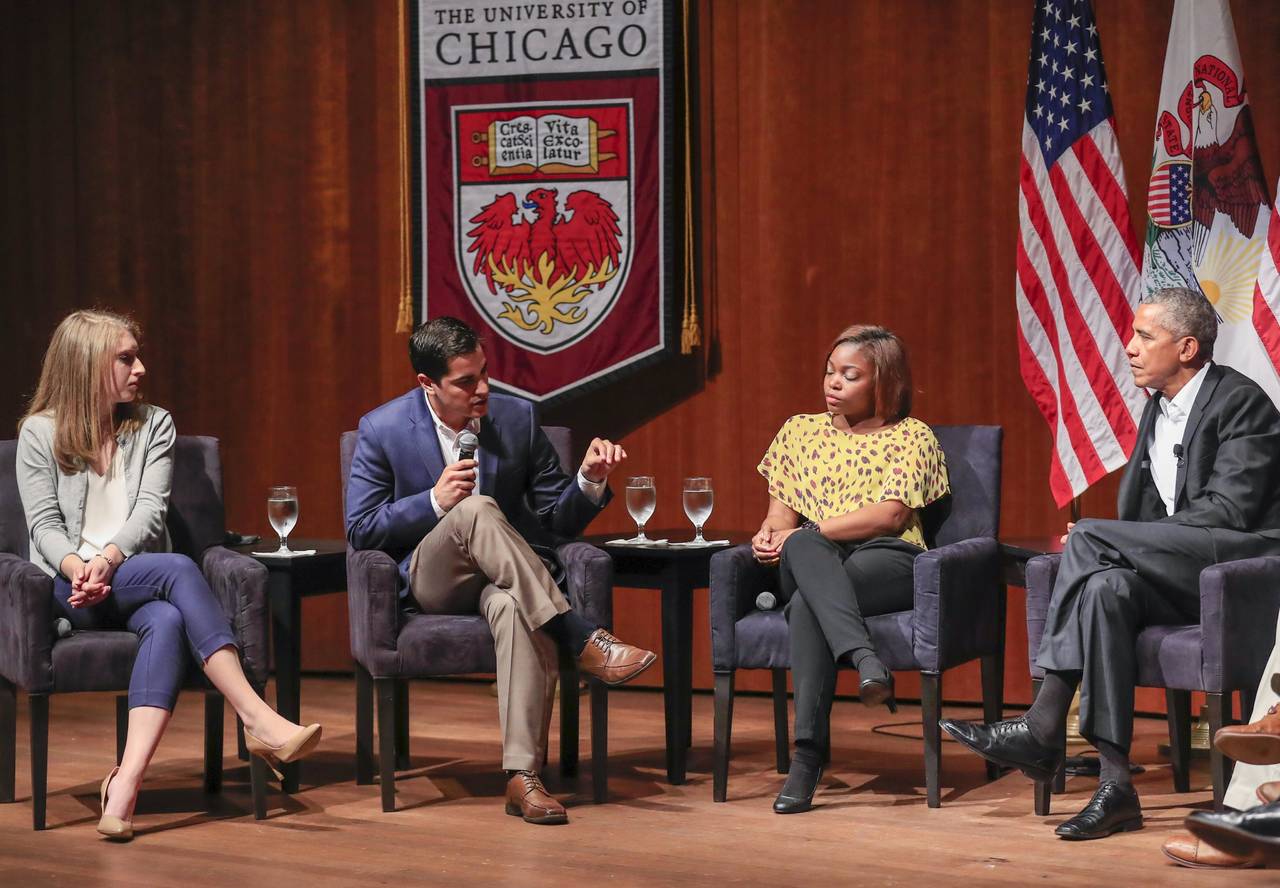 Retorno. Barack Obama (der.) participó en una charla sobre compromiso cívico en la Universidad de Chicago.