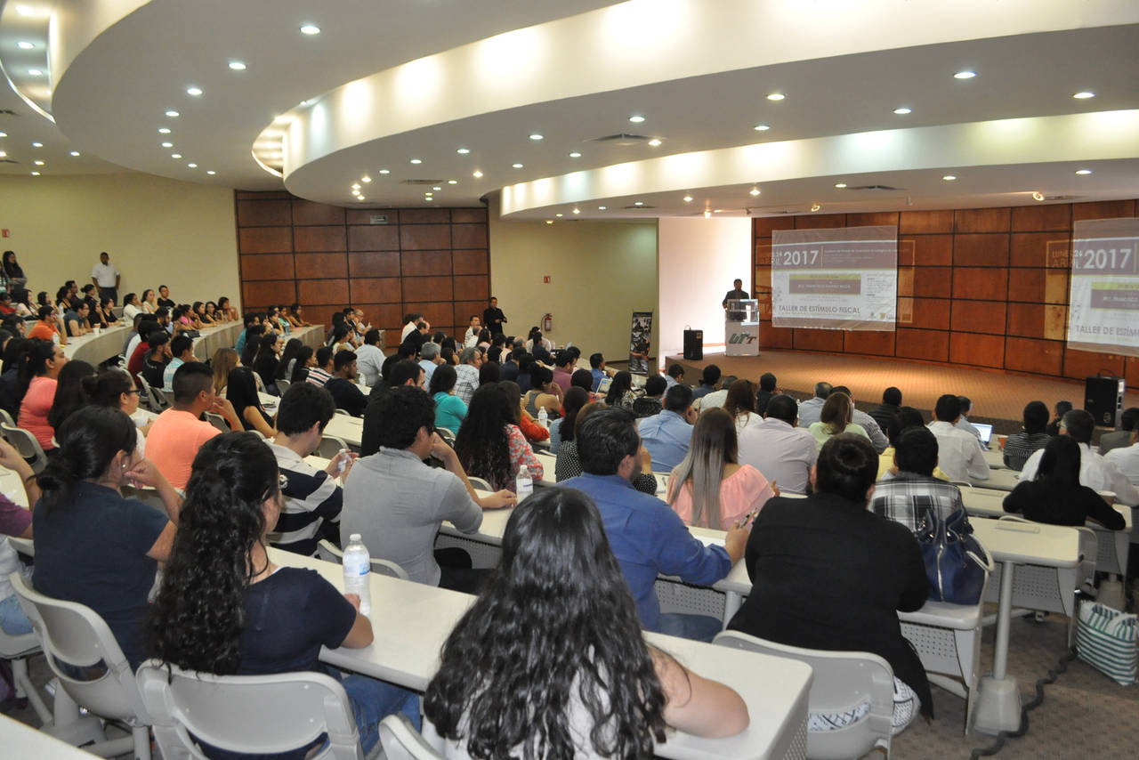 Taller. Ayer se informó a empresarios y jóvenes sobre el estímulo fiscal a la investigación y el desarrollo de tecnología. (FABIOLA P. CANEDO)