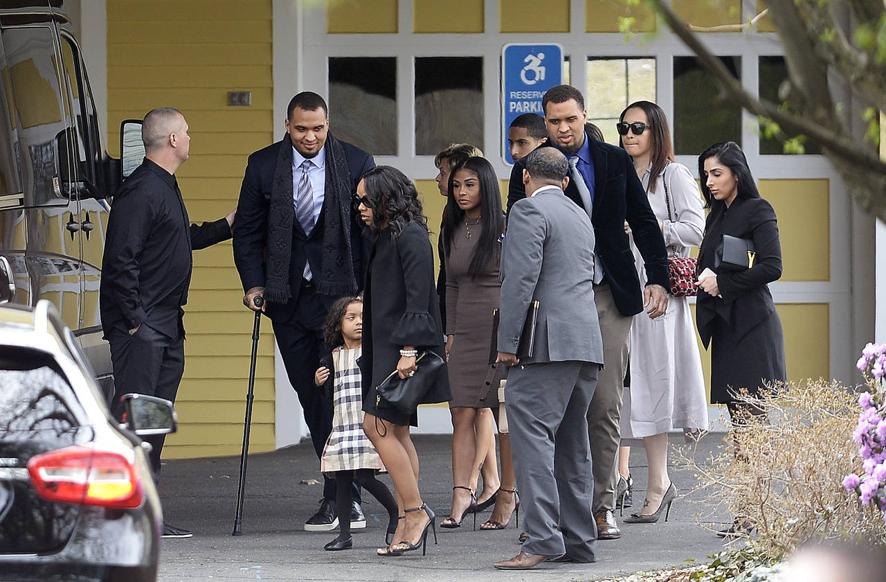 Shayanna Jenkins, quien fue prometida de Aaron Hernández llega con su hija Avielle al funeral. (AP)