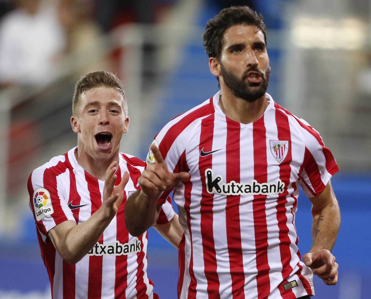 Los jugadores del Athletic de Bilbao, Raúl García (i) e Iker Muniain celebran el primer y único gol del equipo bilbaino. (EFE) 