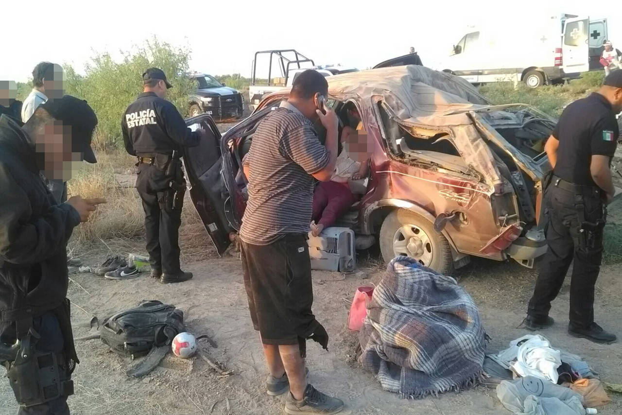 Visita. Una familia originaria de Chihuahua se volcó en Mapimí; una mujer falleció y ocho personas más resultaron lesionadas.