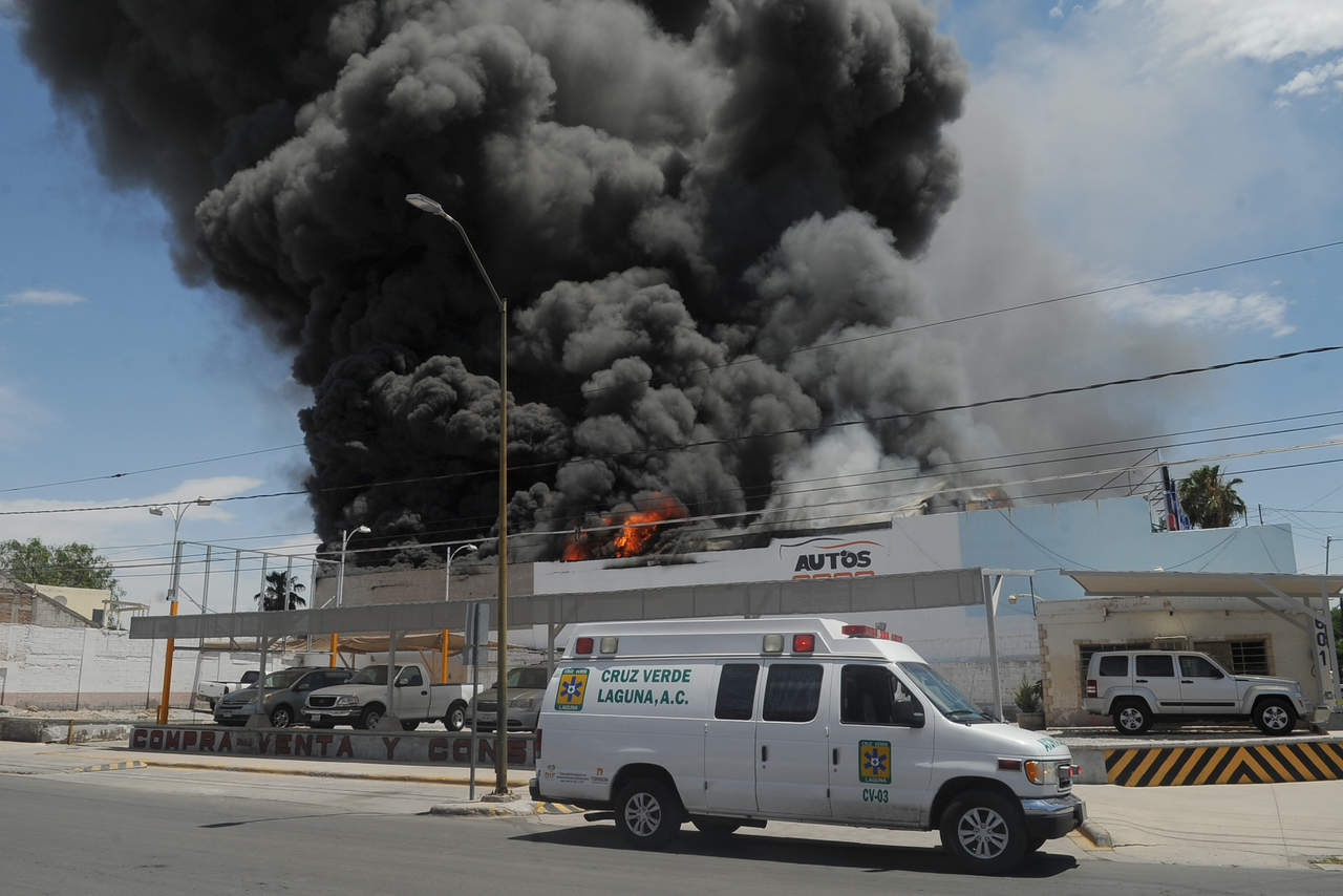 Incendio. Fuego consume la totalidad de la empresa Refrigeración Lozano, dos bomberos terminaron intoxicados y una de las empleadas sufrió malestar.   (EL SIGLO DE TORREÓN)
