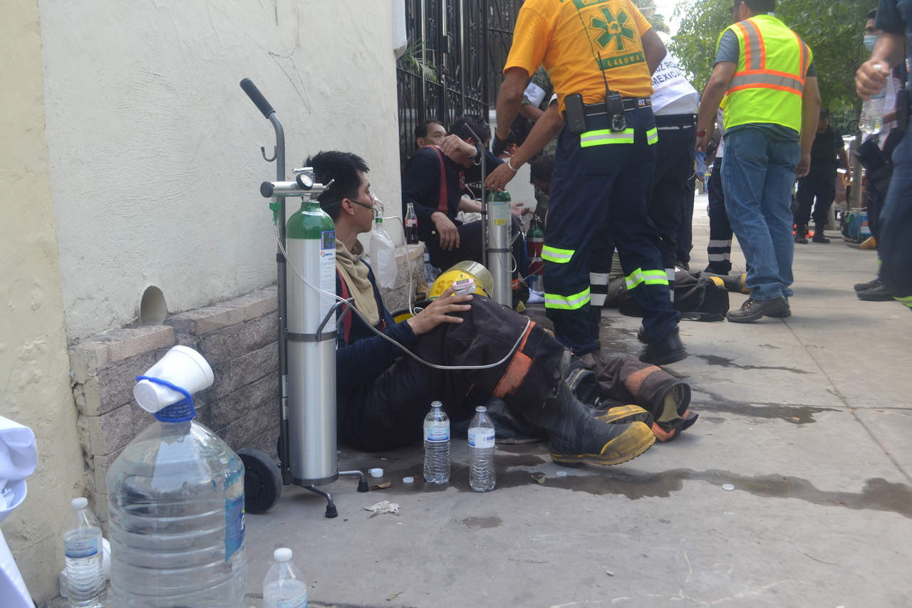 Intoxicados. Dos bomberos se intoxicaron y fueron atendidos  de manera inmediata por los paramédicos.  (EL SIGLO DE TORREÓN)
