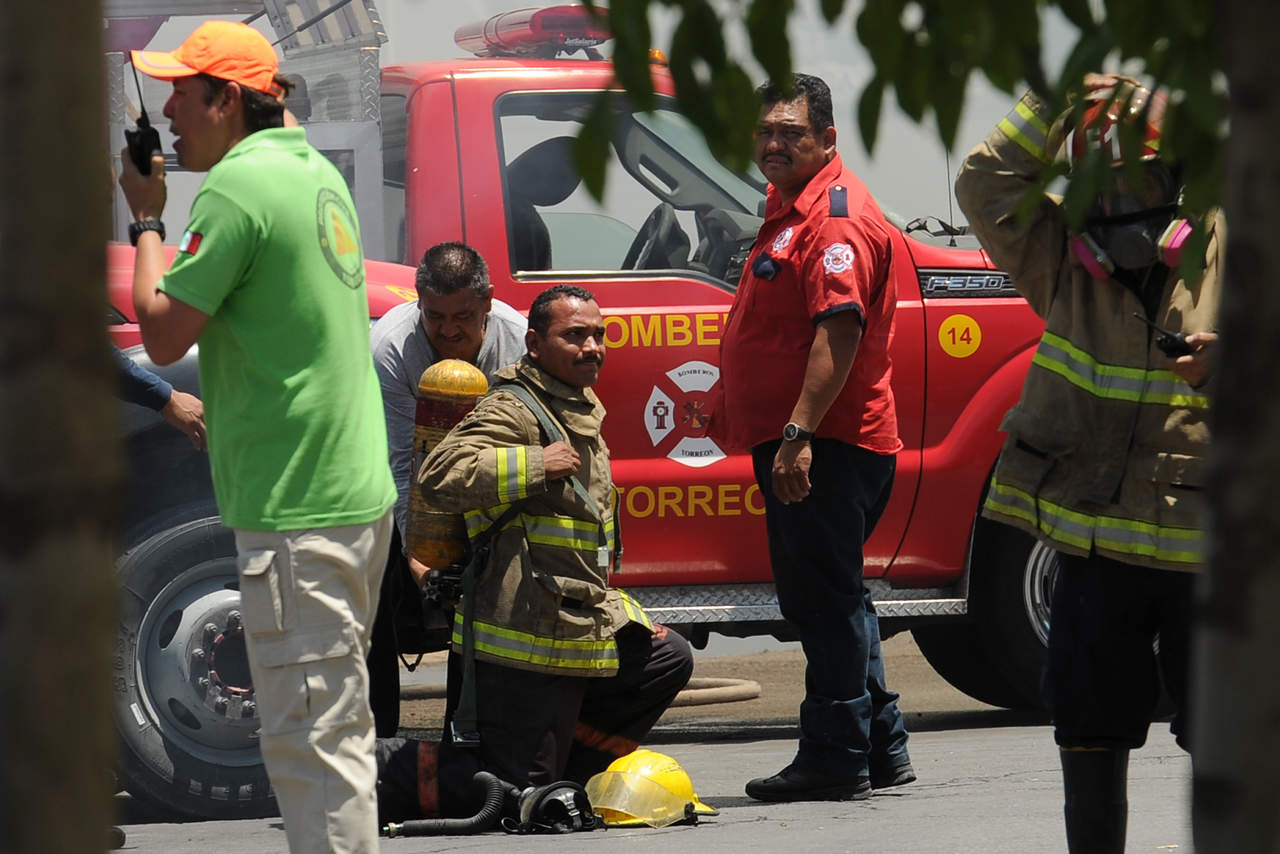 Coordinación. Bomberos de las cuatro estaciones de Torreón acudieron al lugar del incendio.  (EL SIGLO DE TORREÓN)