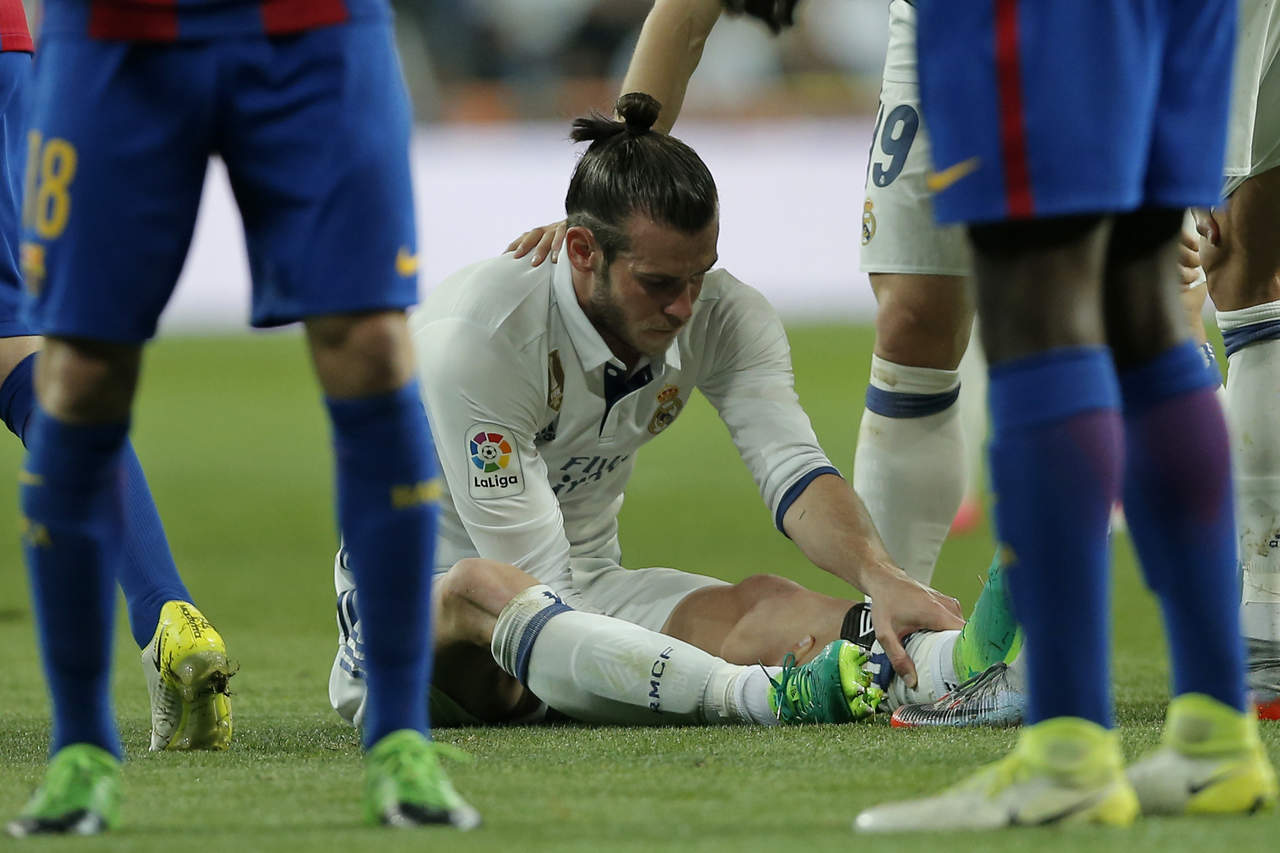 Gareth Bale se lesionó en el partido del domingo ante Barcelona. (AP)
