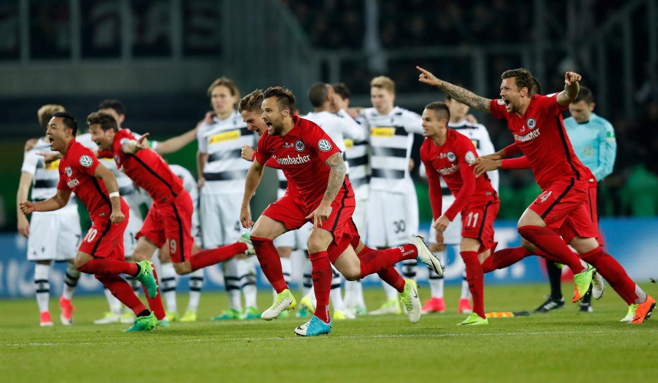 Eintracht Frankfurt derrotó en penales al Borussia Monchengladbach y se enfrentará en la final de la Copa de Alemania al vencedor del duelo entre Bayern y Borussia Dortmund. (EFE)