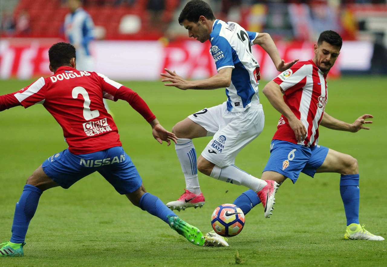 Gijón no pudo conservar la ventaja en casa y terminó empatando con el Espanyol de Barcelona. (EFE)