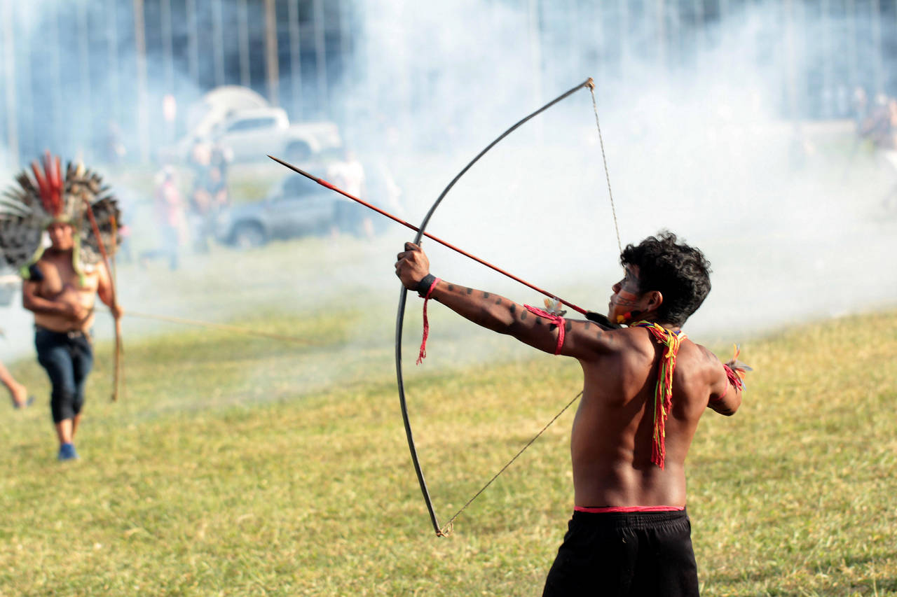 Conflicto. La policía militar lanzó gases lacrimógenos a los indígenas y ellos respondieron con lanzas y flechas. 