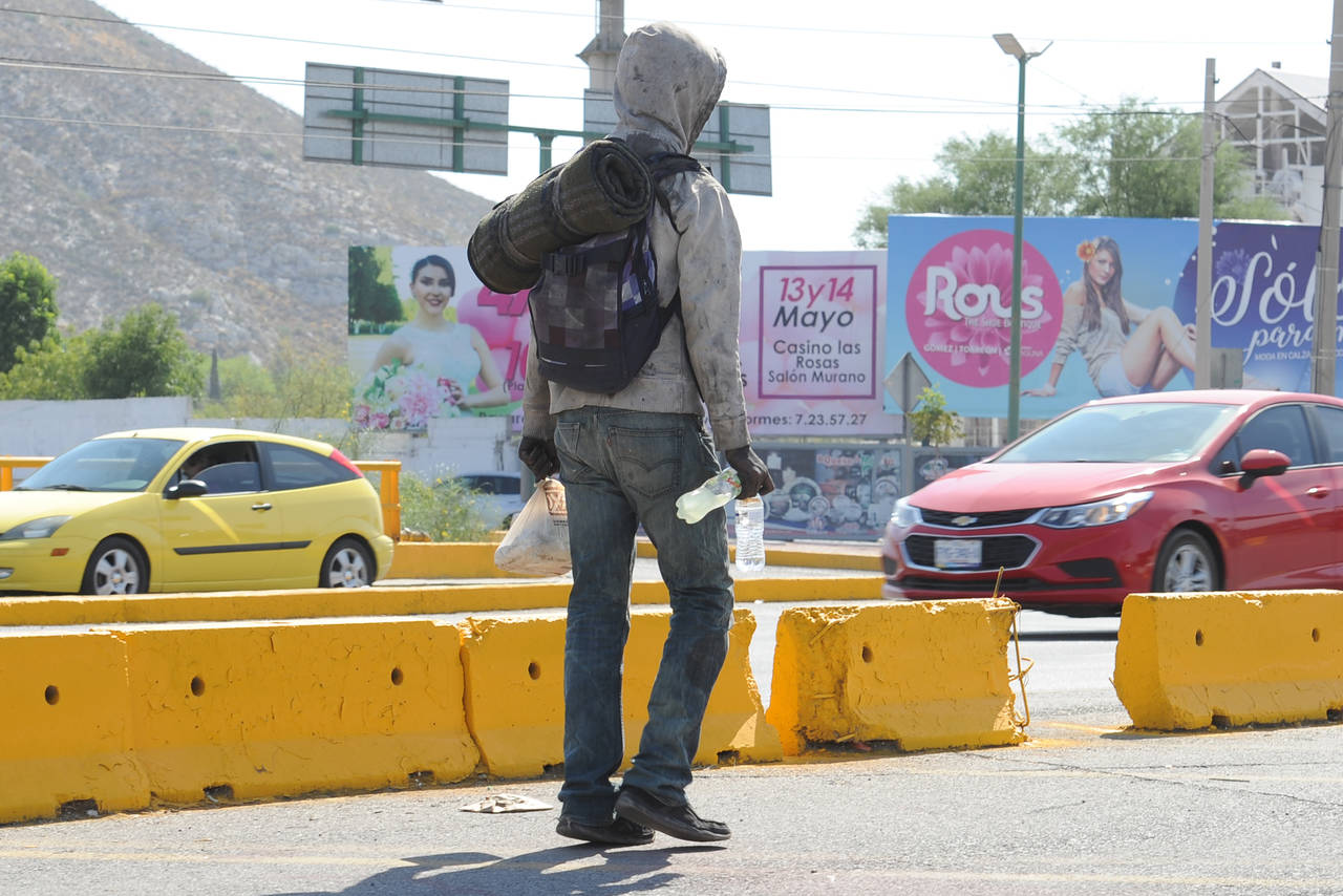 Estancia. Algunos migrantes que van de paso por Torreón, han manifestado que prefieren quedarse en este país. (Ramón Sotomayor)
