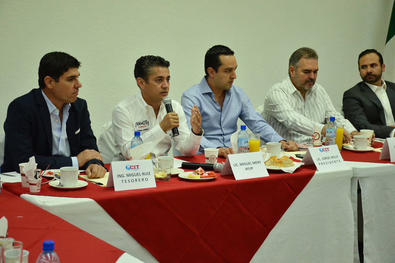 Compromisos. El candidato Miguel Mery estableció compromisos con empresarios de la Ciudad Industrial de Torreón. (Fernando Compeán)