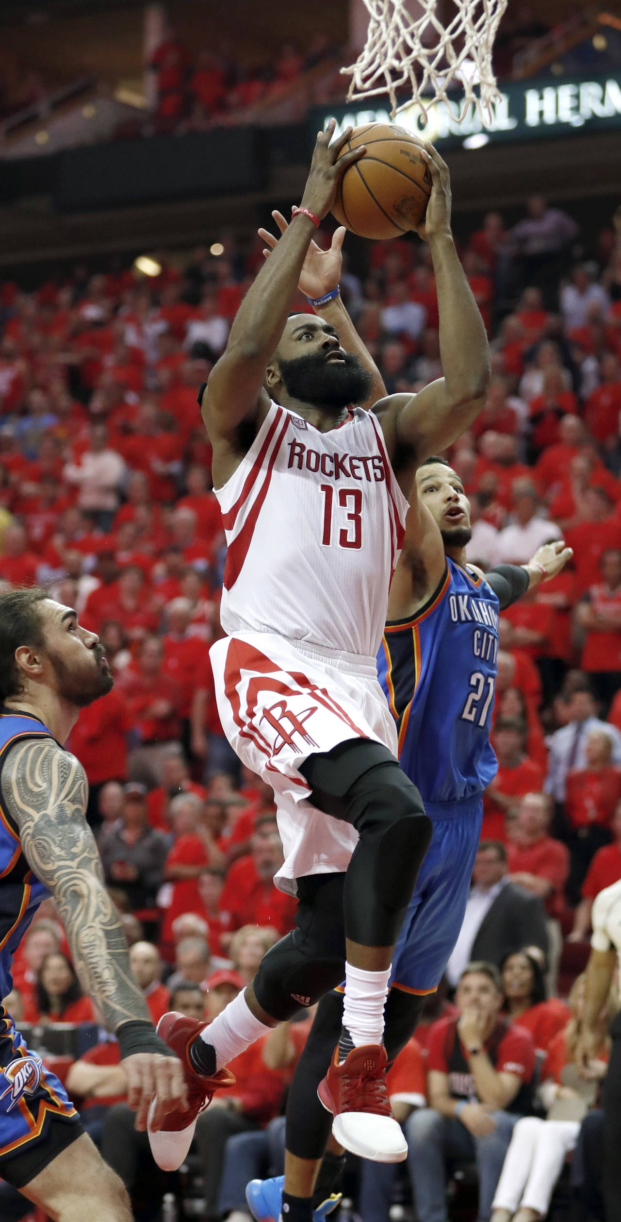 James Harden anotó 34 puntos en la victoria de los Rockets 105-99 sobre el Thunder de Oklahoma en la primera ronda de los playoffs. (AP)
