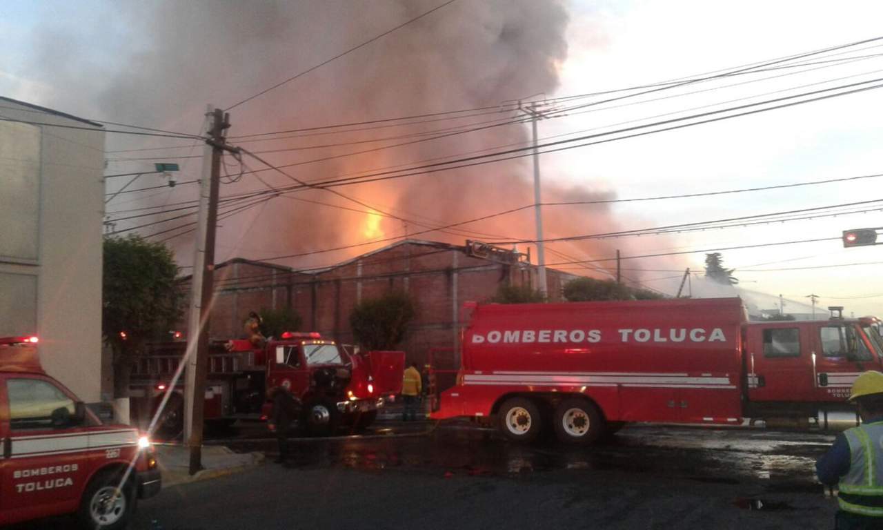 El incendio se registra en la 'Fabrica de Poliuretanos'. (TWITTER)
