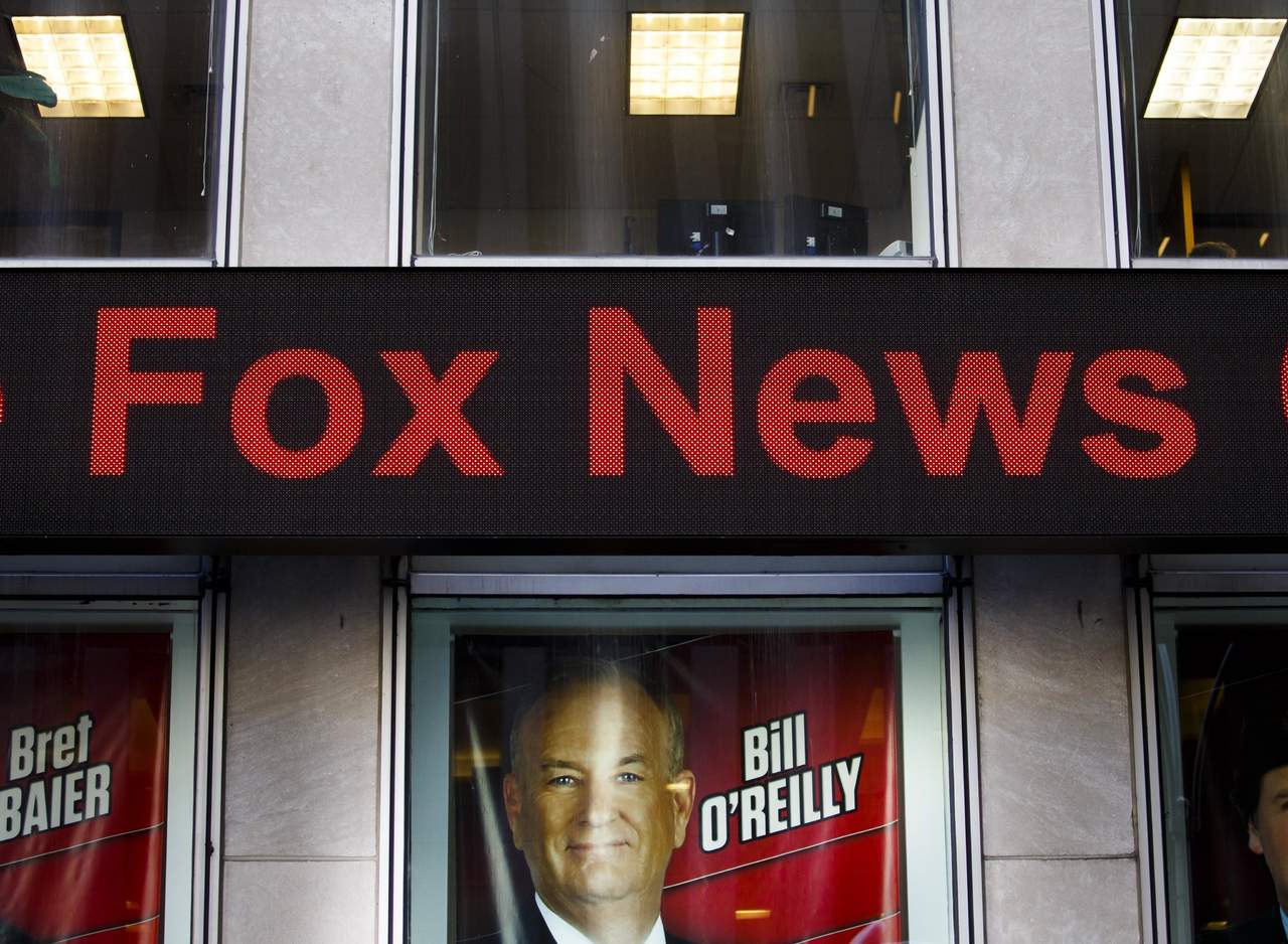 En un comunicado, un representante de Fox News rechazó las acusaciones y aseguró que la empresa se defenderá en las cortes. (ARCHIVO)

