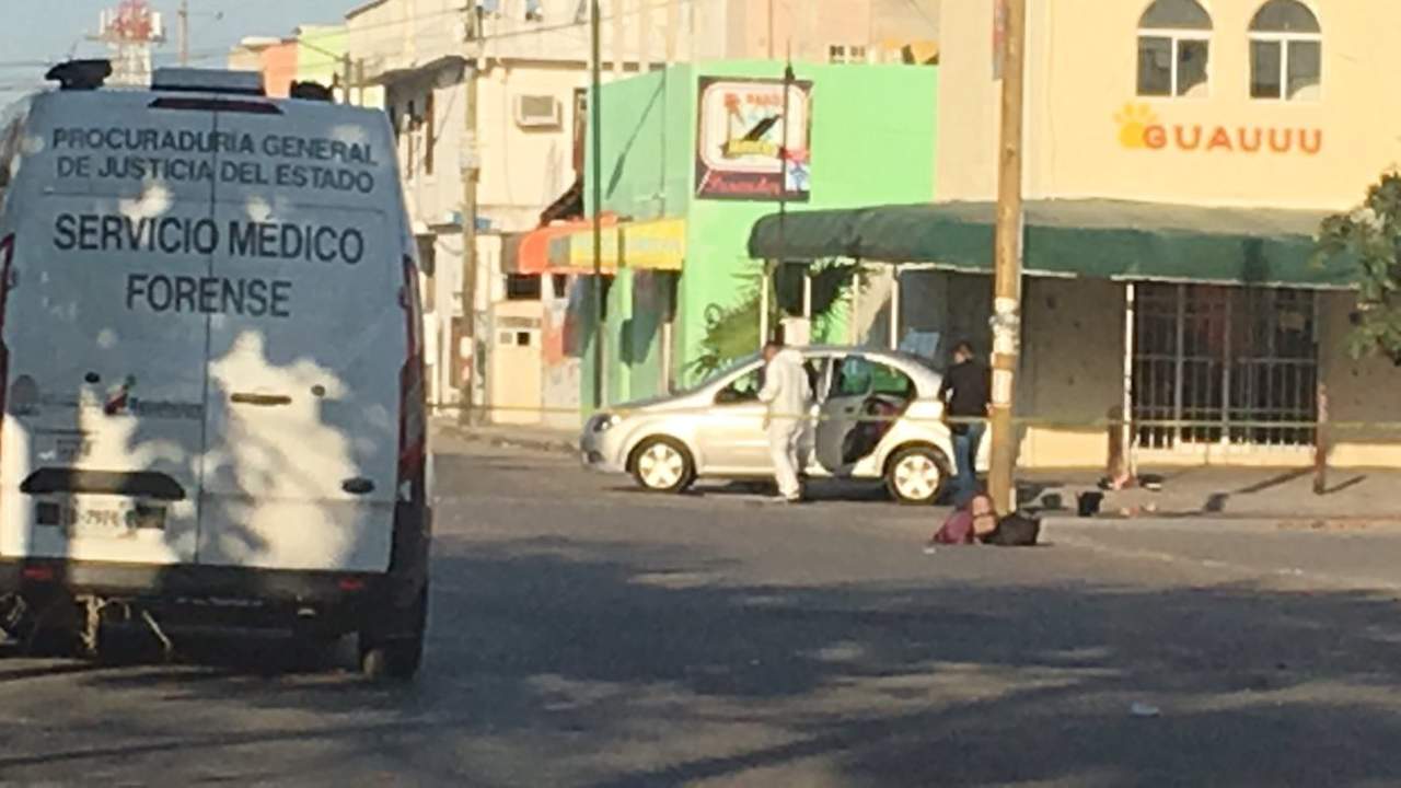 Versiones preliminares señalan que los sujetos desconocidos que atacaron a tiros el auto, iban por un agente de Seguridad Pública de Cancún, quien se encuentra comisionado en el municipio de Puerto Morelos, al sur de este centro vacacional. (TWITTER)