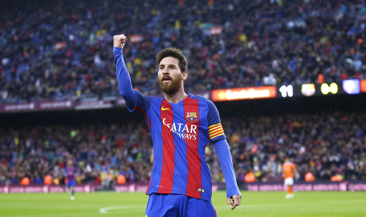 Messi firmó la paliza por 7-1 sobre el Osasuna con un doblete que permitió al club azulgrana encaramarse en solitario en todo lo alto de la clasificación de la liga española. (AP) 