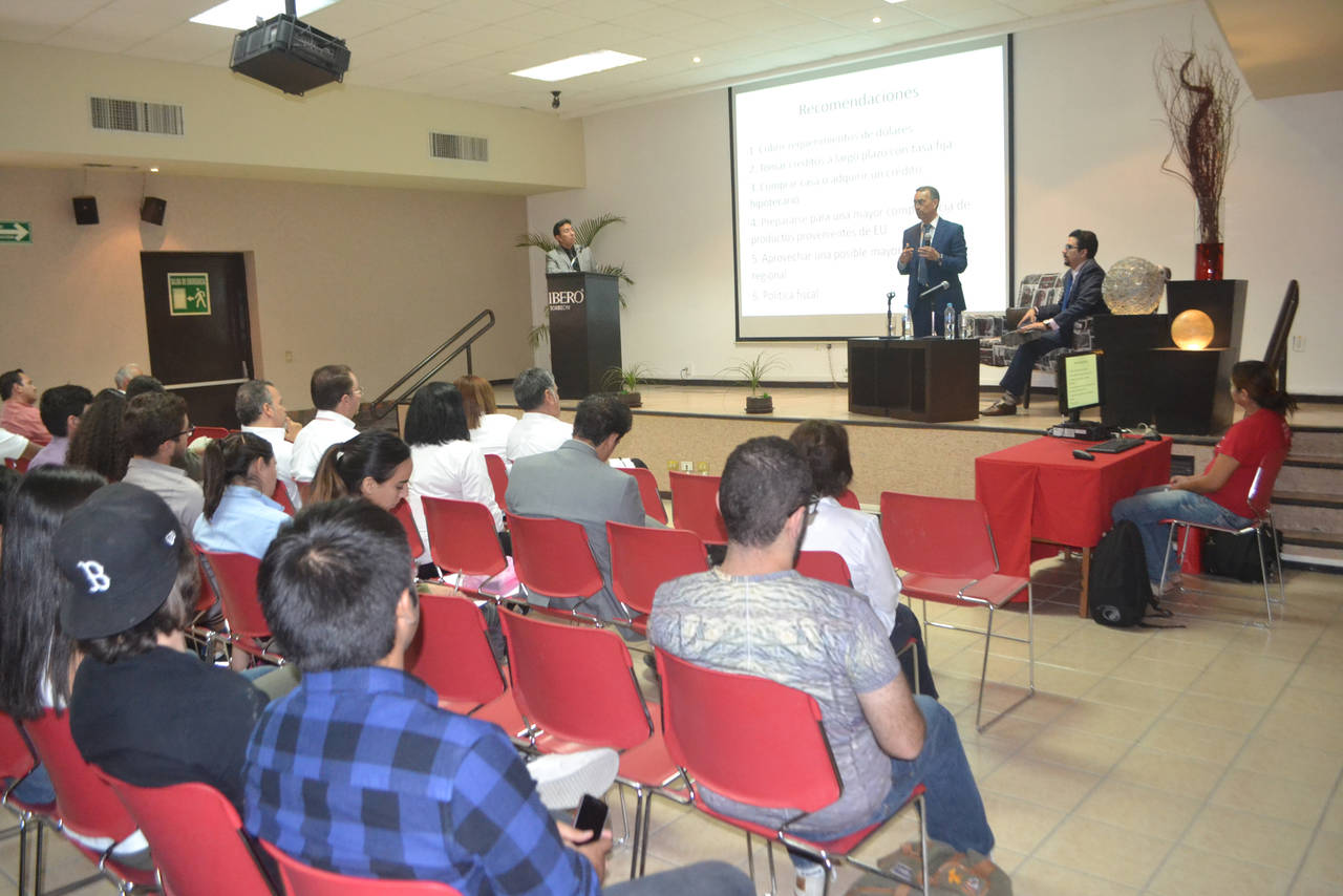 Presentación. Al panel que organizó la Ibero Torreón, acudieron empresarios, profesionistas, directivos y estudiantes. (ANGÉLICA SANDOVAL)