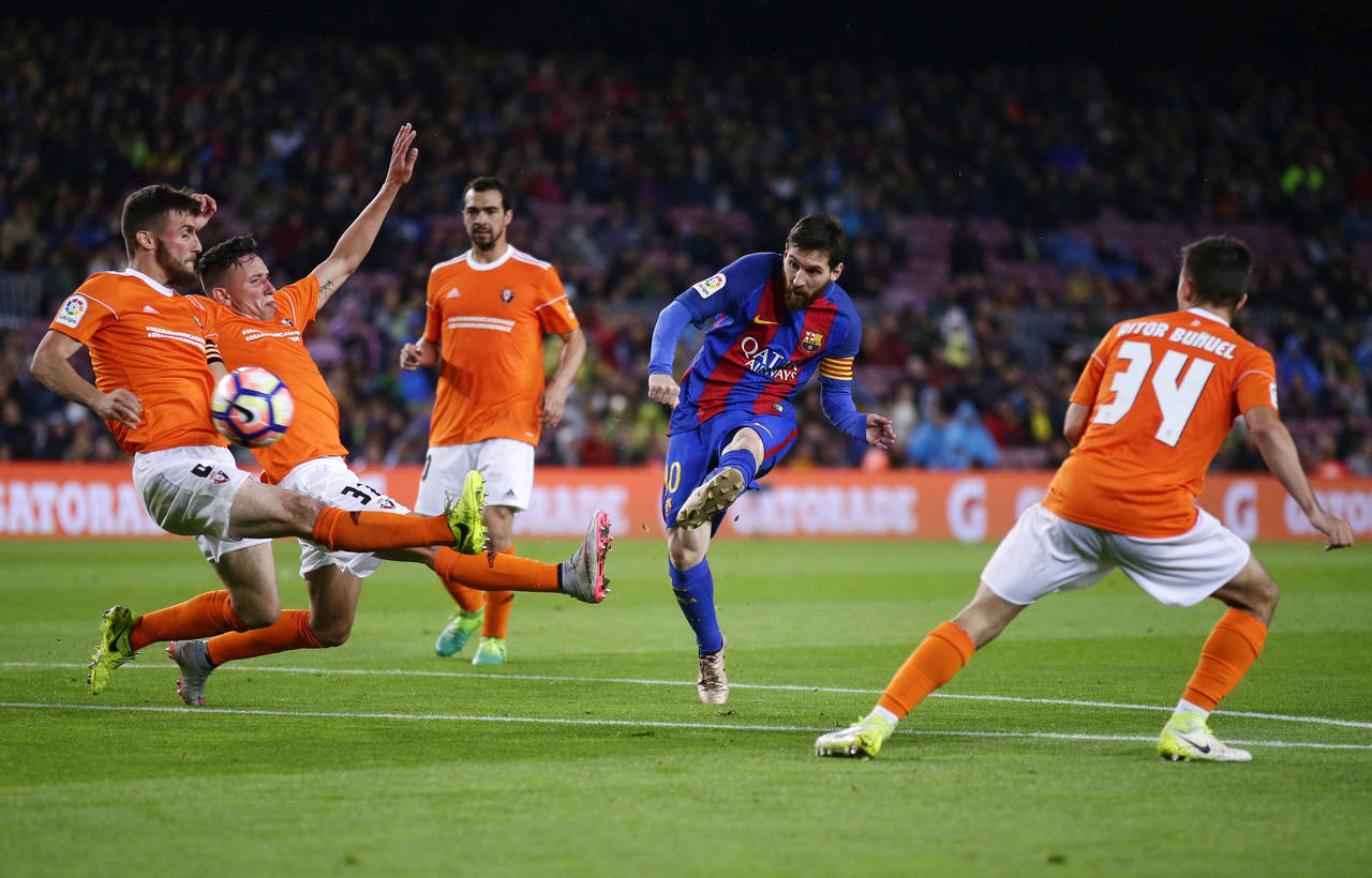 Continúa el gran momento de Lionel Messi (c), quien marcó dos tantos en el partido de ayer. (AP)