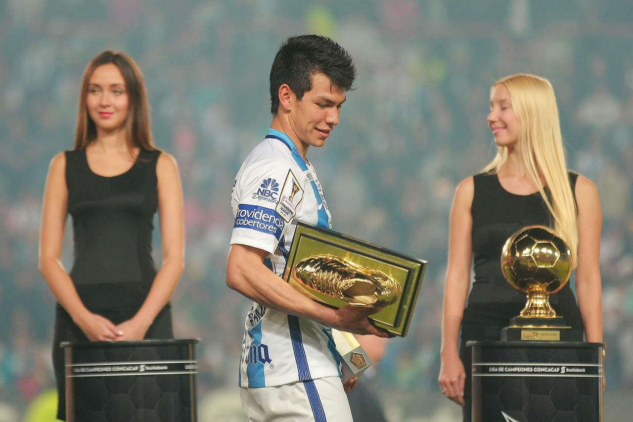 Hirving Lozano recibió un trofeo como el goleador del torneo. (Jam Media)