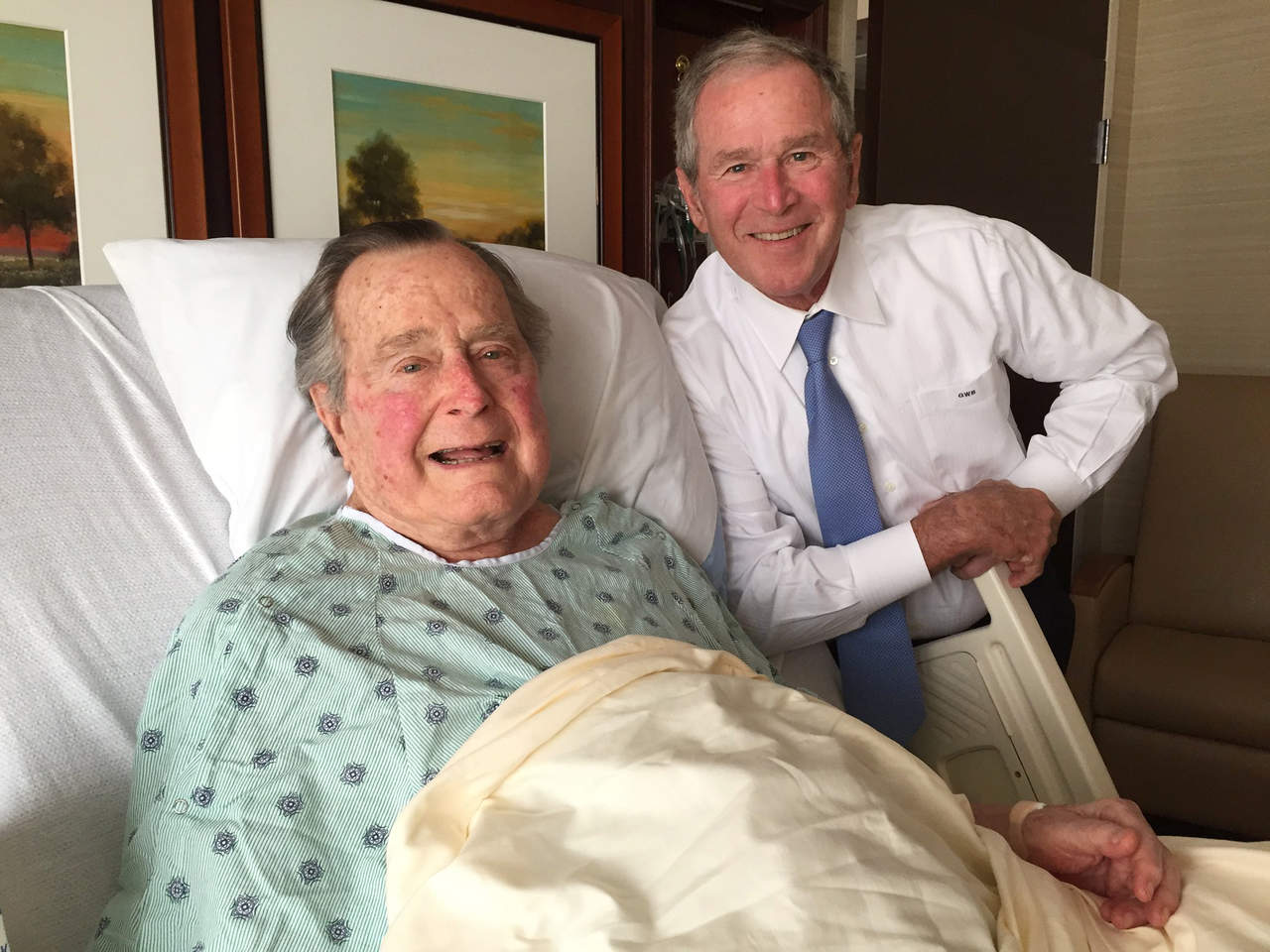 Inicaron que a pesar de que Bush padre se recuperó pronto de la neumonía que motivó su ingreso. (ARCHIVO)