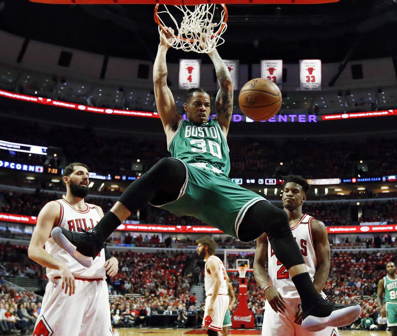 Los Celtics de Boston derrotaron ayer 105-83 a los Bulls de Chicago y se llevaron la serie 4 juegos a 2. (AP)
