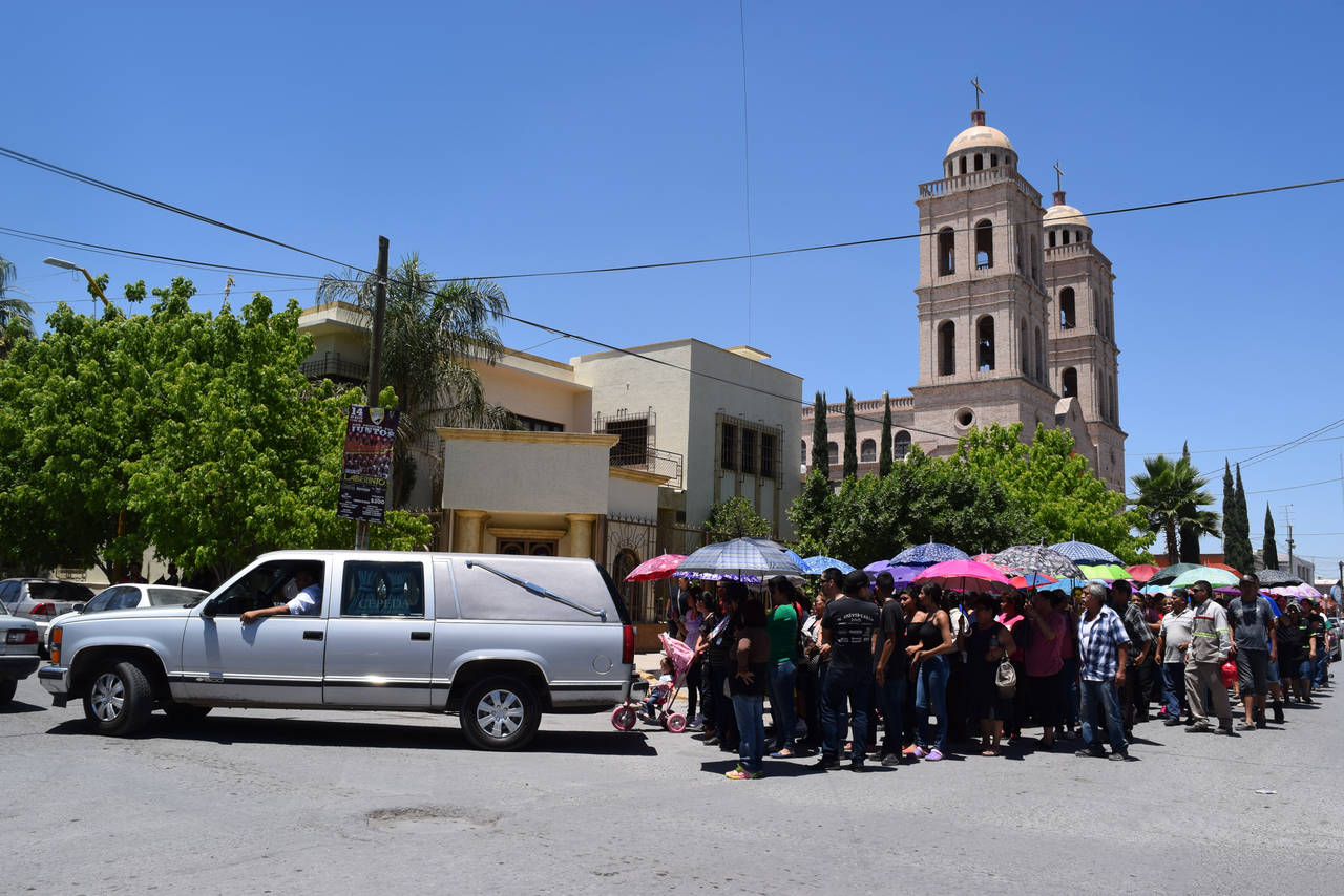 Cortejo. Un buen número de personas acompañaron el cortejo fúnebre hasta el Panteón Municipal. (MARY VÁZQUEZ)
