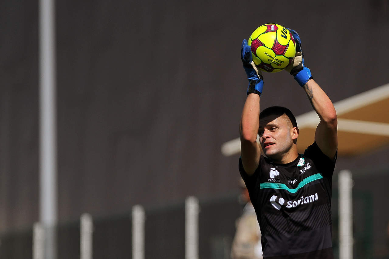 El delantero Jonathan Rodríguez se puso los guantes de portero durante un entrenamiento en el Territorio Santos Modelo.