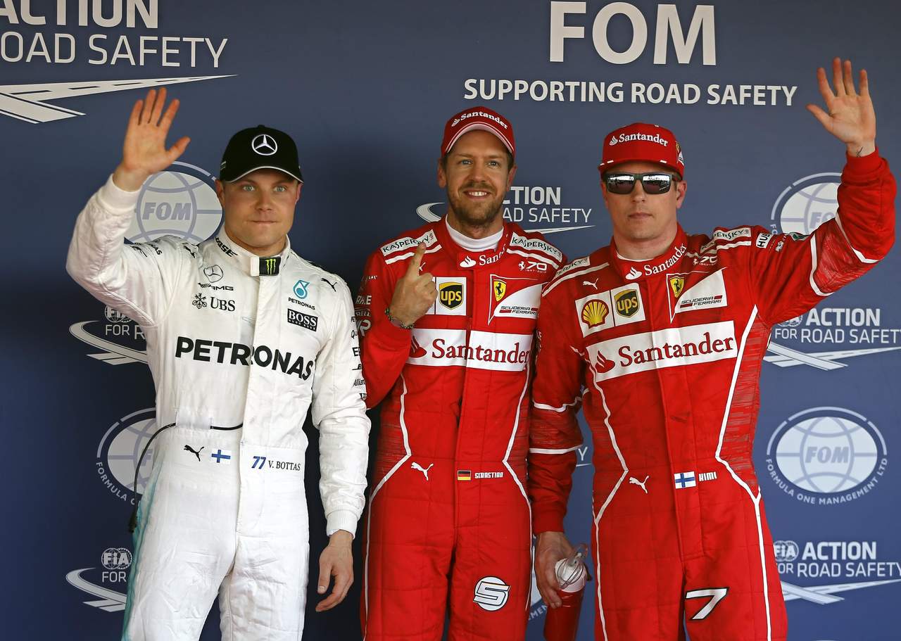Vettel obtuvo la 'pole' -la primera de Ferrari desde Singapur 2015- seguido por Raikkonen (1:33.253), quien permitió a la escuadra italiana sellar su primer doblete en calificación desde un lejano año 2008, en Francia, casi una década atrás. (EFE) 
