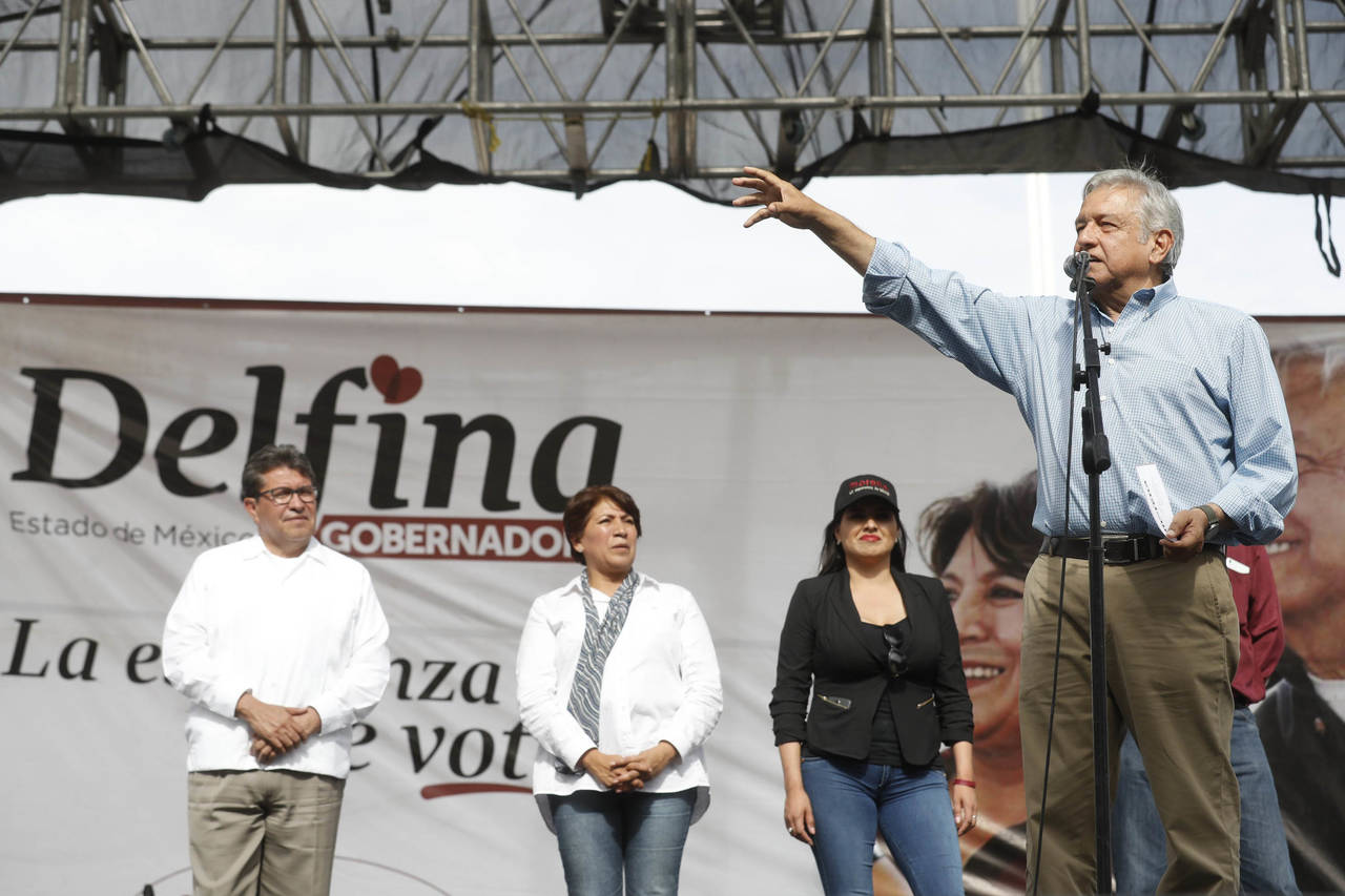 Arremete. Andrés Manuel López Obrador leyó la carta que fue entregada después en Los Pinos.