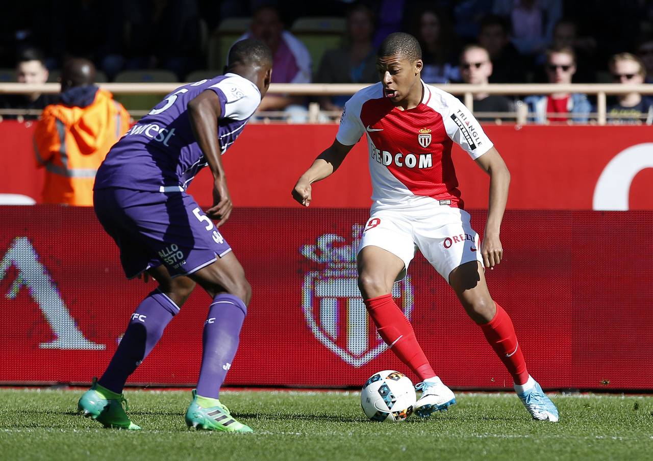 Kylian Mbappé sigue marcando goles y apoyando a su equipo. (AP)