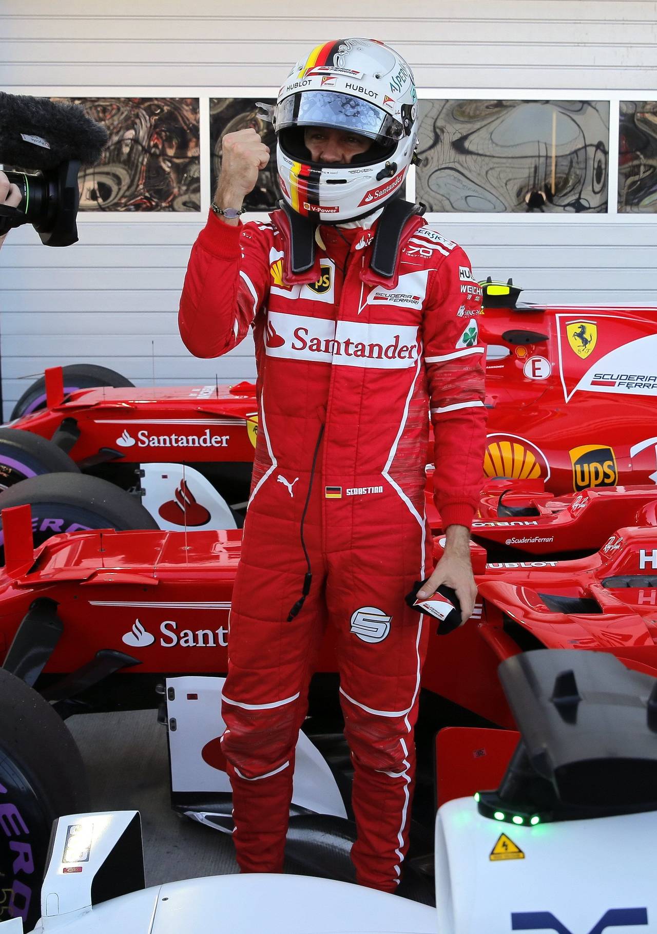 Sebastian Vettel terminó con una racha de 18 'poles' seguidas de Mercedes y largará hoy en el primer puesto de la parrilla. (EFE)