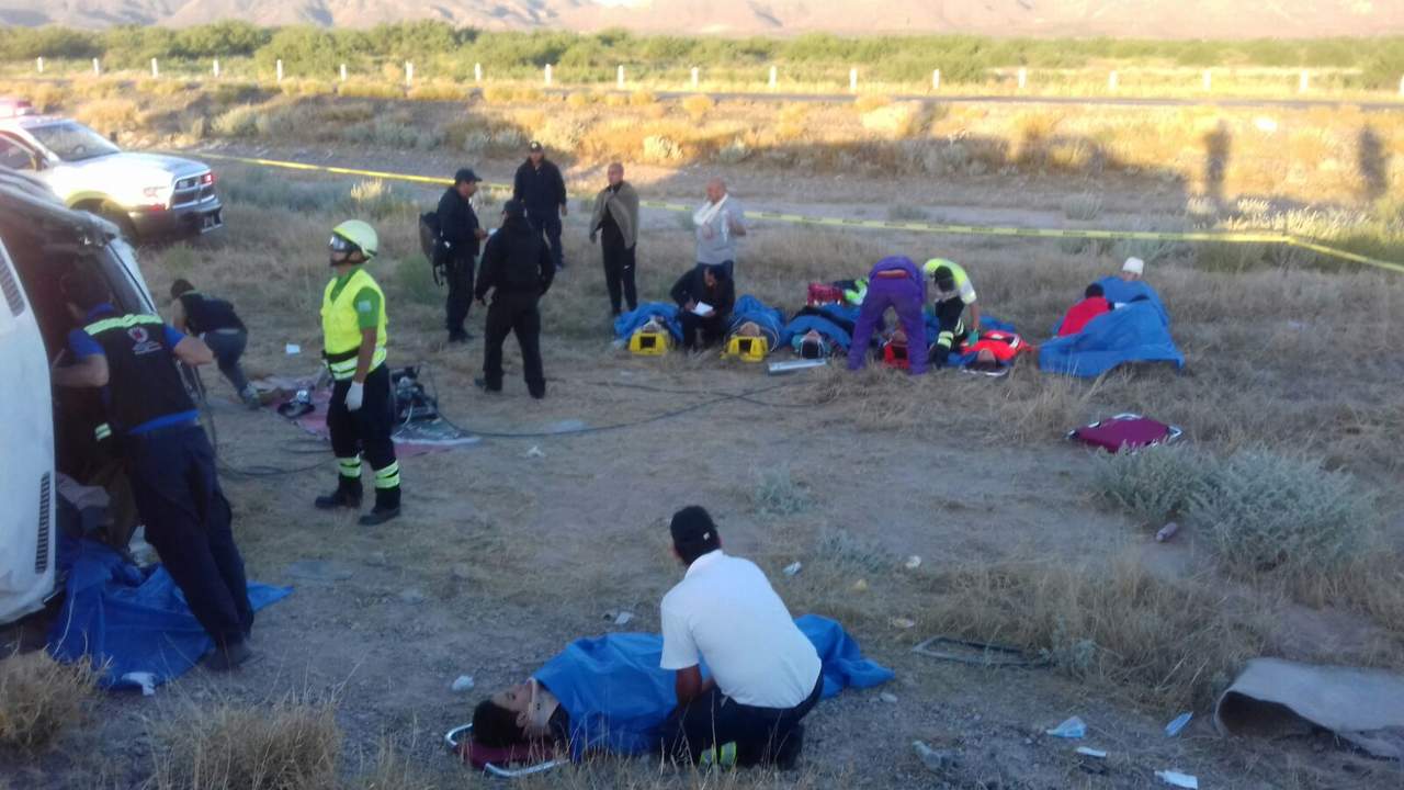 Autoridades indicaron que el vehículo transportaba al menos 15 personas, la mayoría de ellos jóvenes que se dirigían a una competencia en Monterrey. (EL SIGLO DE TORREÓN)