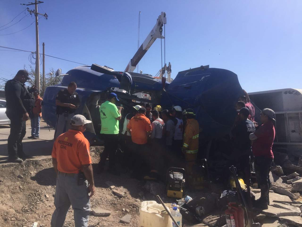 Por más de cuatro horas se realizaron labores para rescatar al chofer. (EL SIGLO DE TORREÓN)