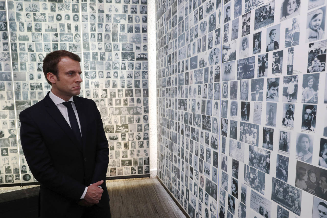 Recuerdo. Emmanuel Macron homenajeó a las víctimas del holocausto, al visitar el Memorial de la Shoah.