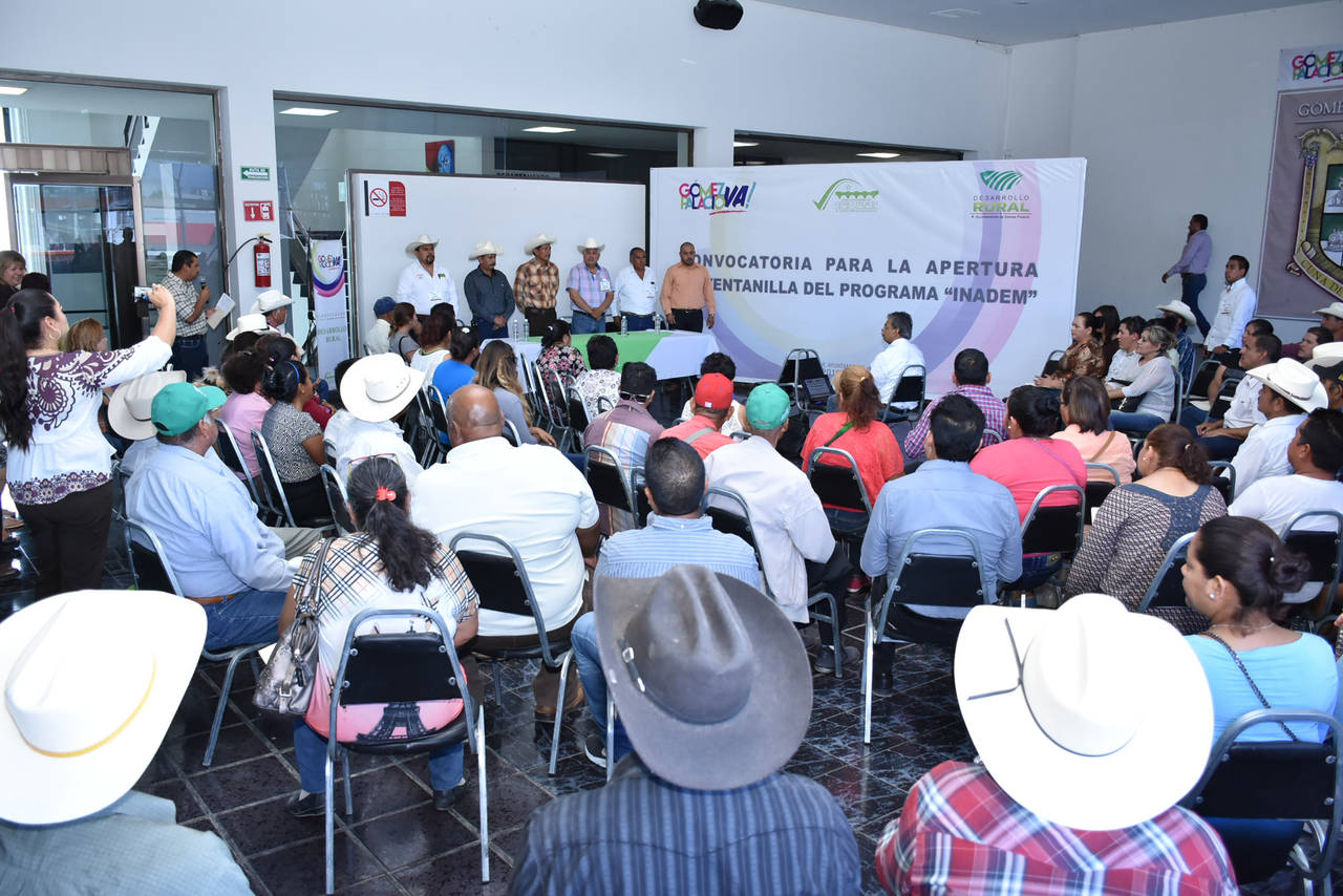 Reunión. Autoridades de Desarrollo Rural dan información a representantes de los ejidos, sobre las convocatorias del Inadem.